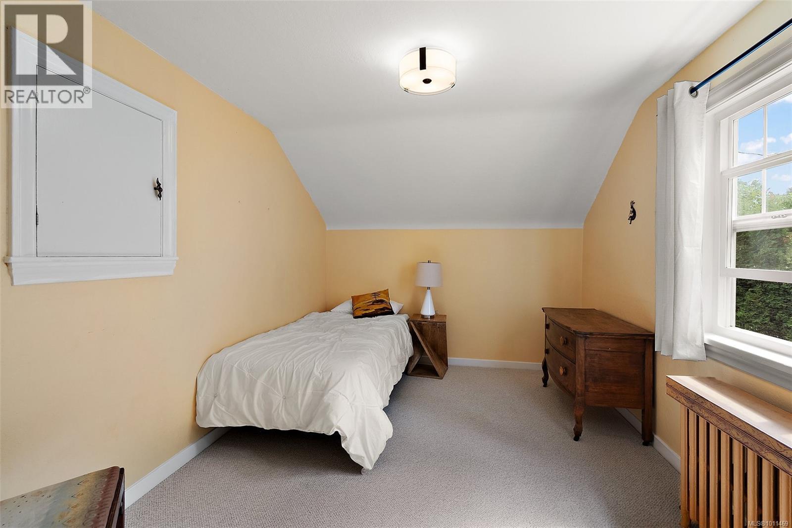 OAK BAY, British Columbia, V8R 5L1, CA, 3 Bedrooms Bedrooms, ,1 BathroomBathrooms,Residential,For Sale,1949750