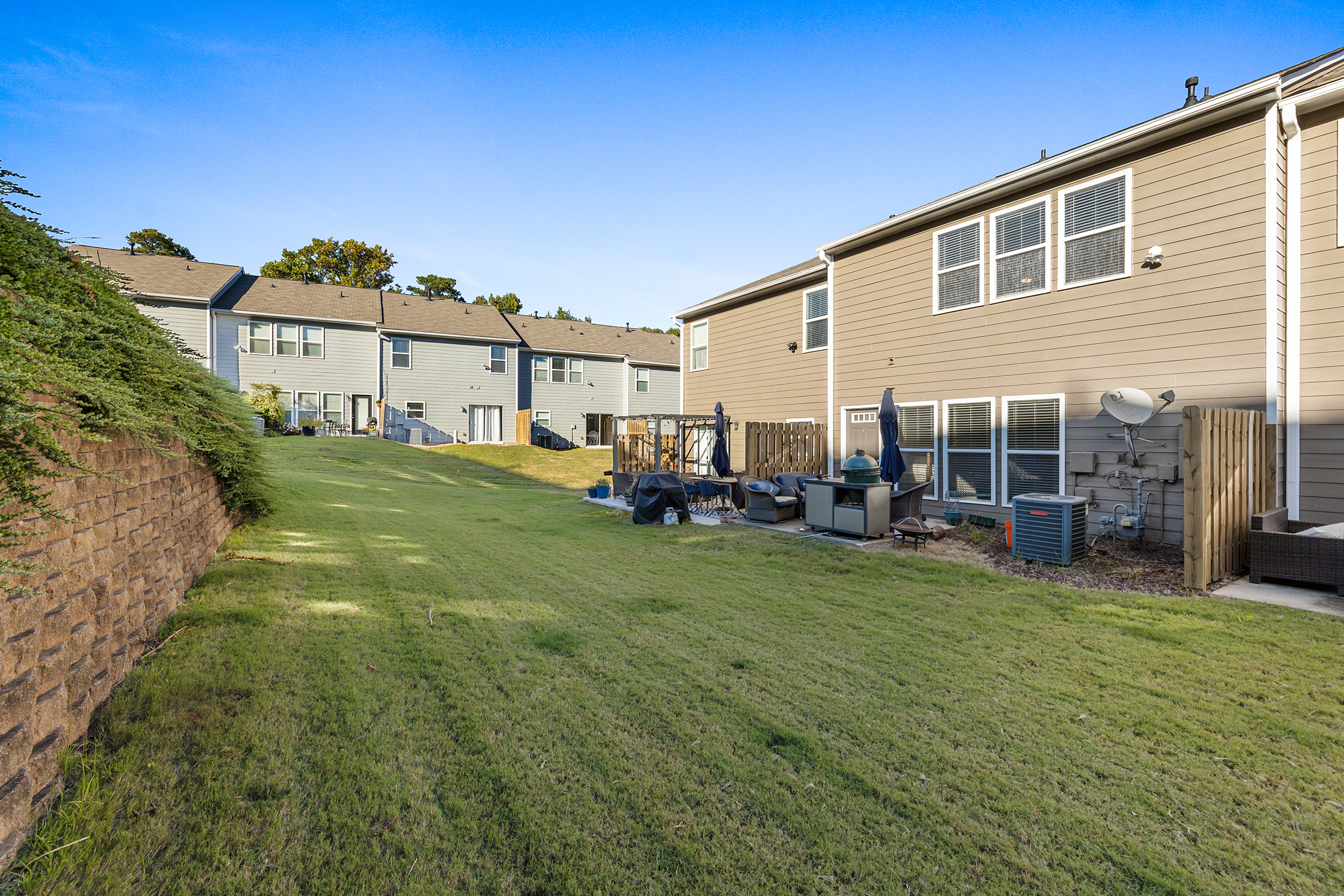  Charming Townhome Offers Low-Maintenance Living with No Rental Restrictions - 物件實景