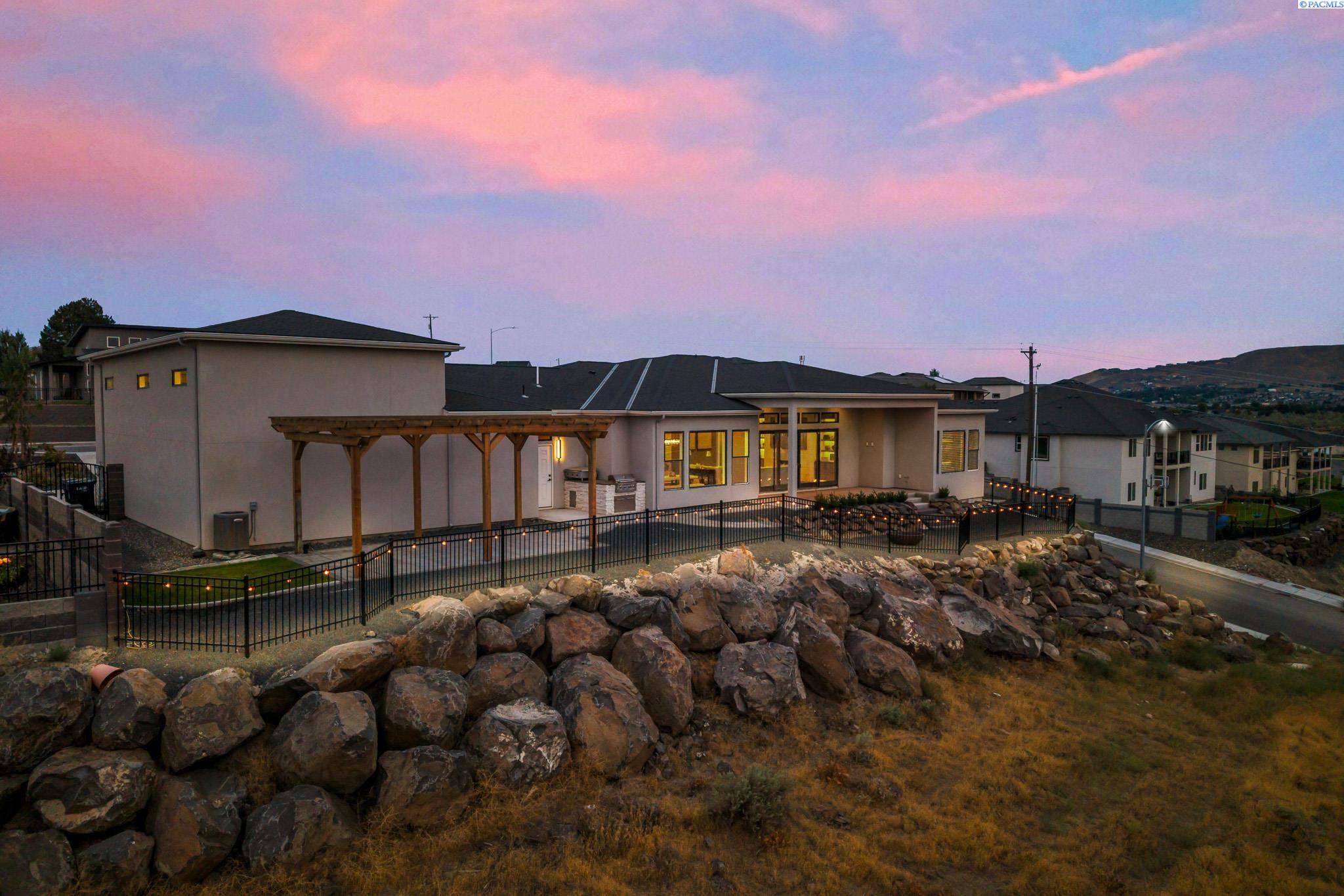 Richland, Washington, 99352, United States, 4 Bedrooms Bedrooms, ,4 BathroomsBathrooms,Residential,For Sale,1943884