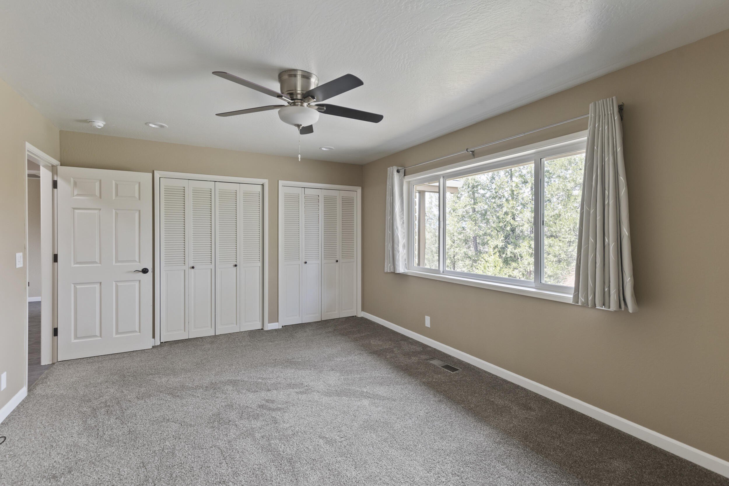 Grants Pass, Oregon, 97526, United States, 4 Bedrooms Bedrooms, ,6 BathroomsBathrooms,Residential,For Sale,1765933