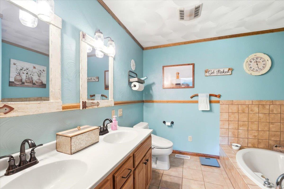 Independence, Iowa, 50644, United States, 3 Bedrooms Bedrooms, ,2 BathroomsBathrooms,Residential,For Sale,1982110