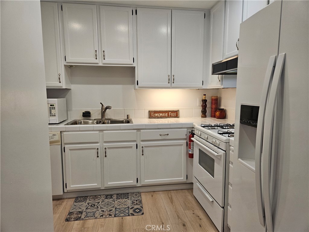 Simi Valley, California, 93063, United States, 2 Bedrooms Bedrooms, ,2 BathroomsBathrooms,Residential,For Sale,2001634