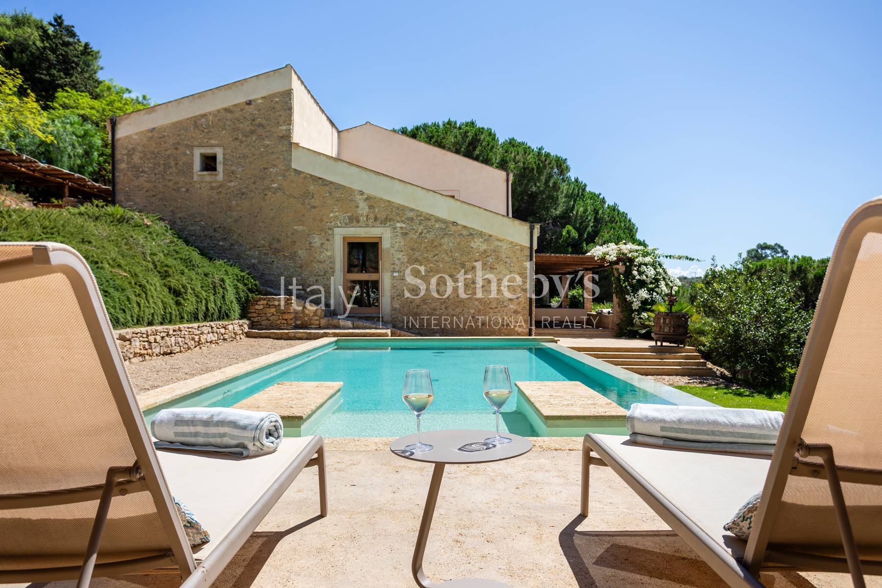  Old villa with swimming pool, dépendance, and private pine forest - 物件實景