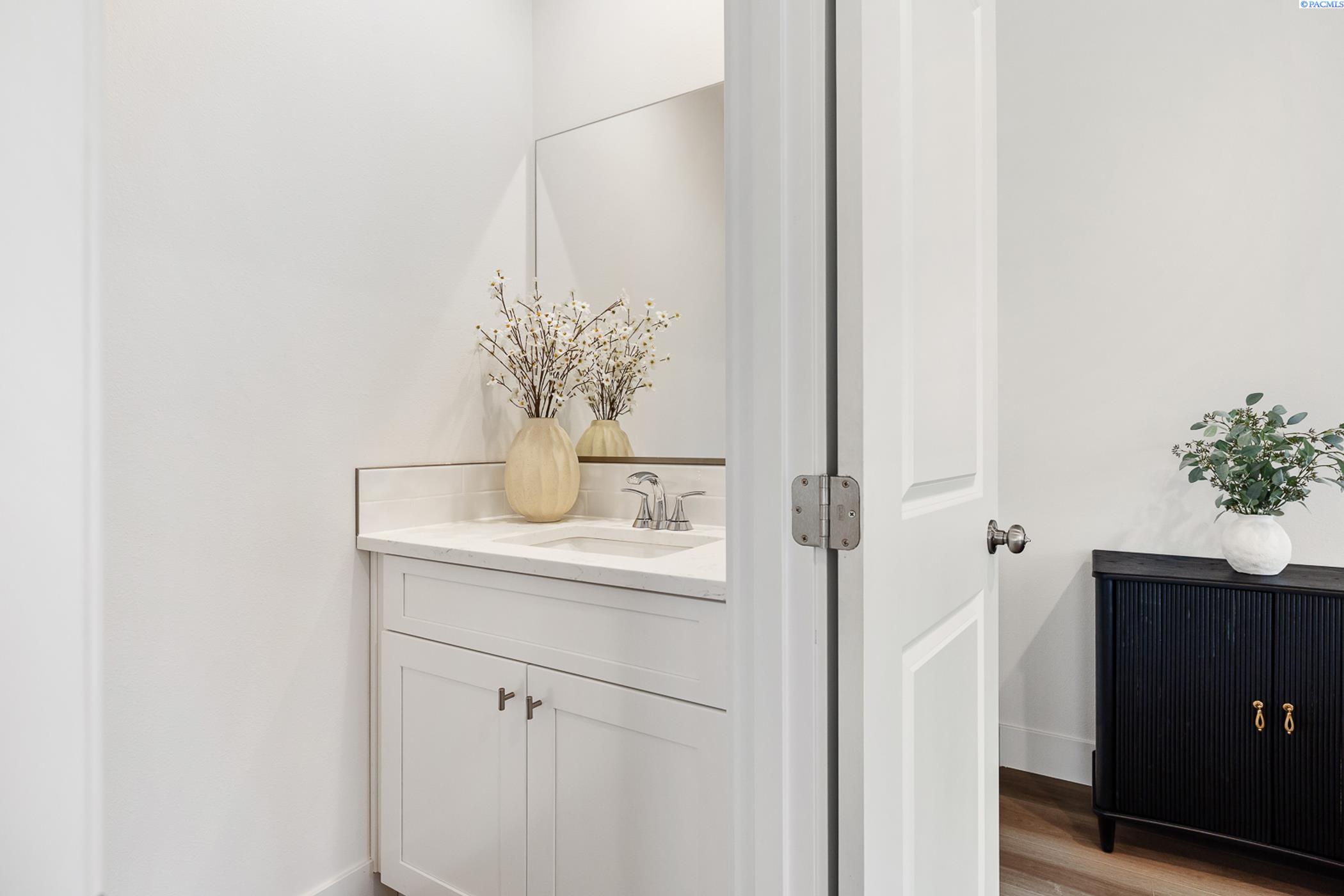 Kennewick, Washington, 99337, United States, 5 Bedrooms Bedrooms, ,Residential,For Sale,1940850