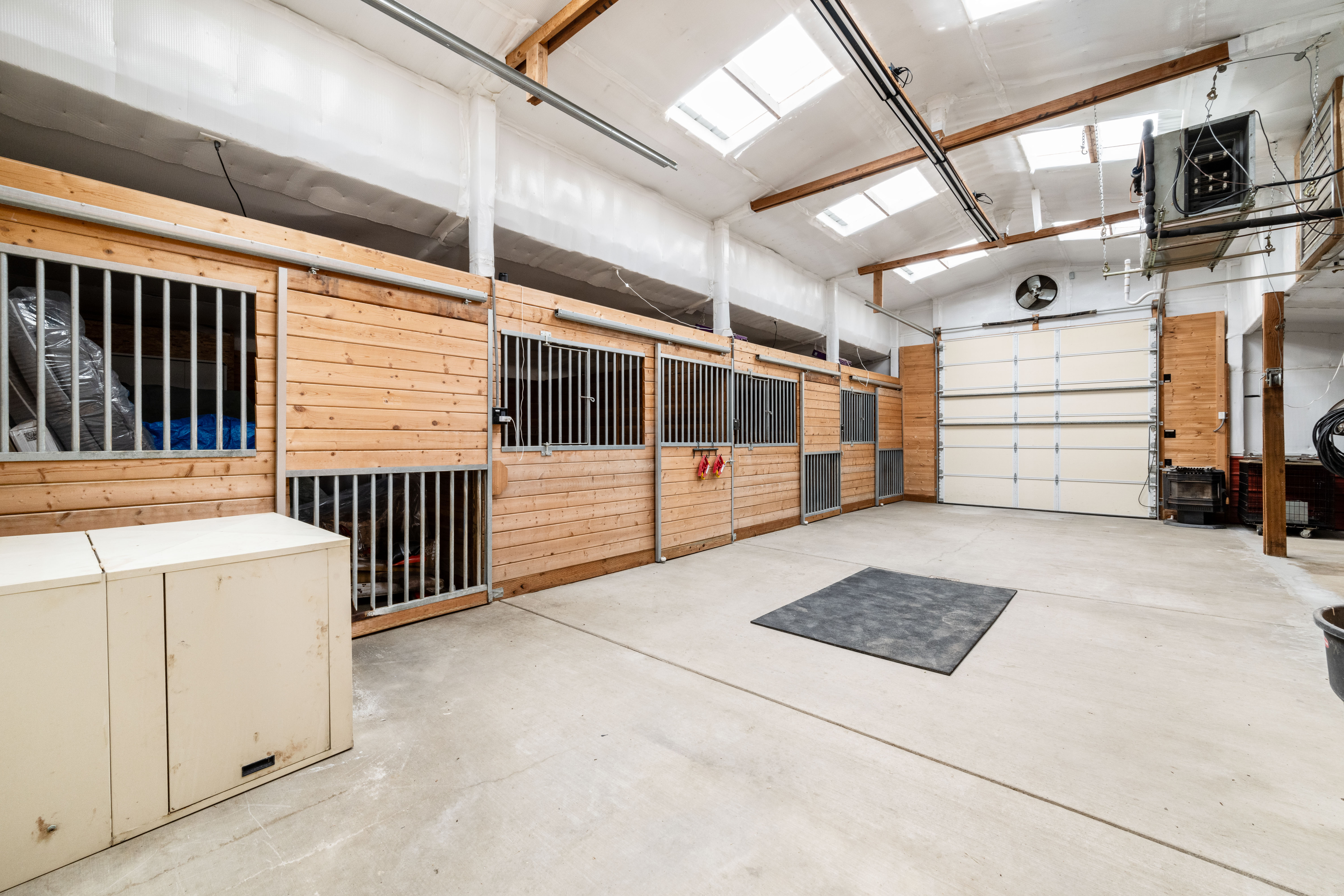  5.4 Acres, Barn, Shop, Pool and Views - 物件實景