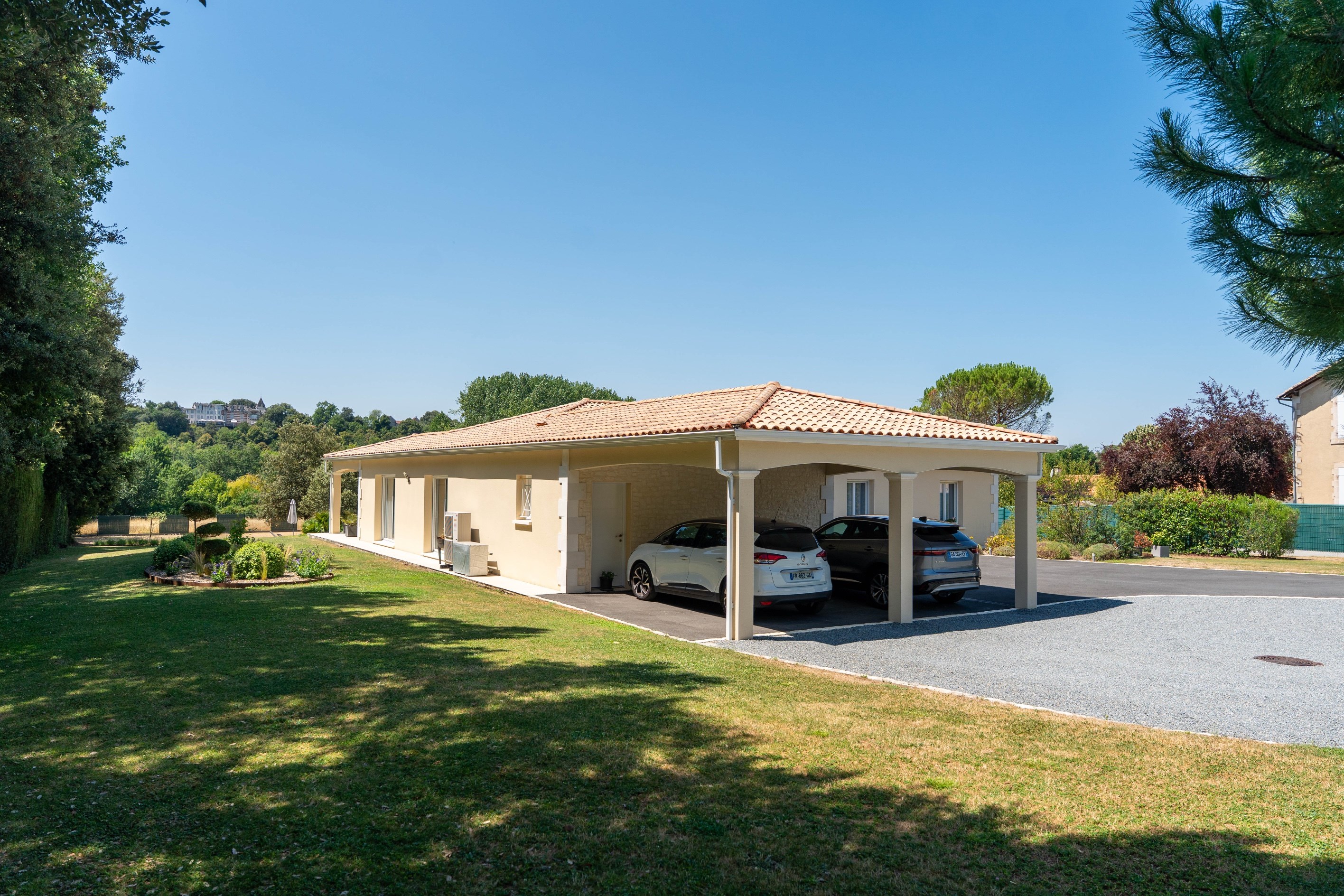  A Contemporary Masterpiece Overlooking Château de l