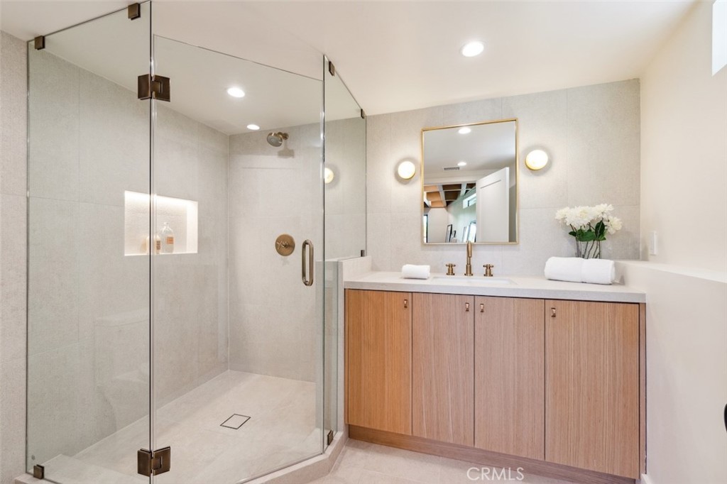 Sherman Oaks, California, 91423, United States, 4 Bedrooms Bedrooms, ,6 BathroomsBathrooms,Residential,For Sale,1960498