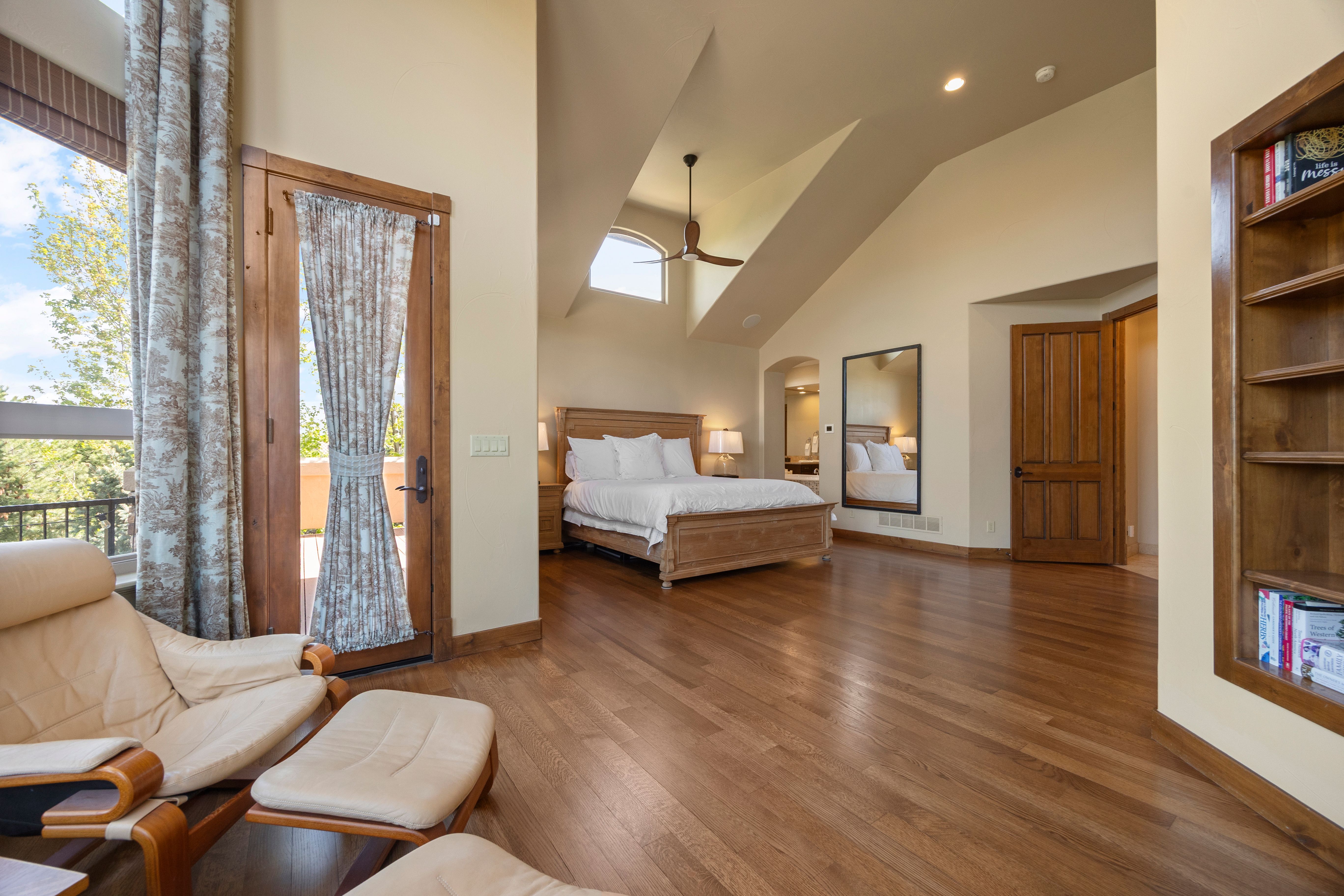  This Mountain Traditional residence is defined by its grand scale, - 物件實景