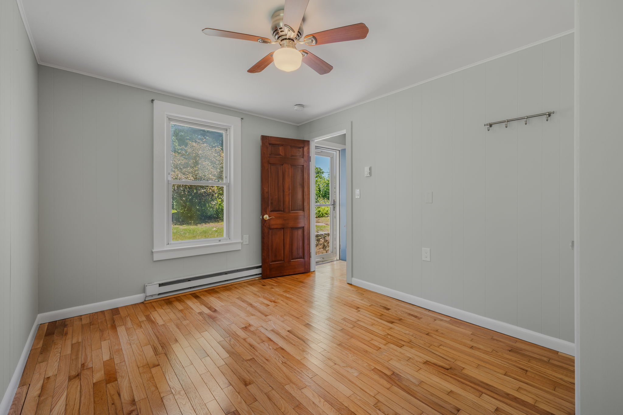  Find privacy and charm in this beautifully updated Waterford home. - 物件實景