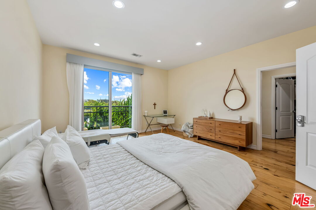 Los Angeles, California, 90025, United States, 6 Bedrooms Bedrooms, ,Residential,For Sale,1932013