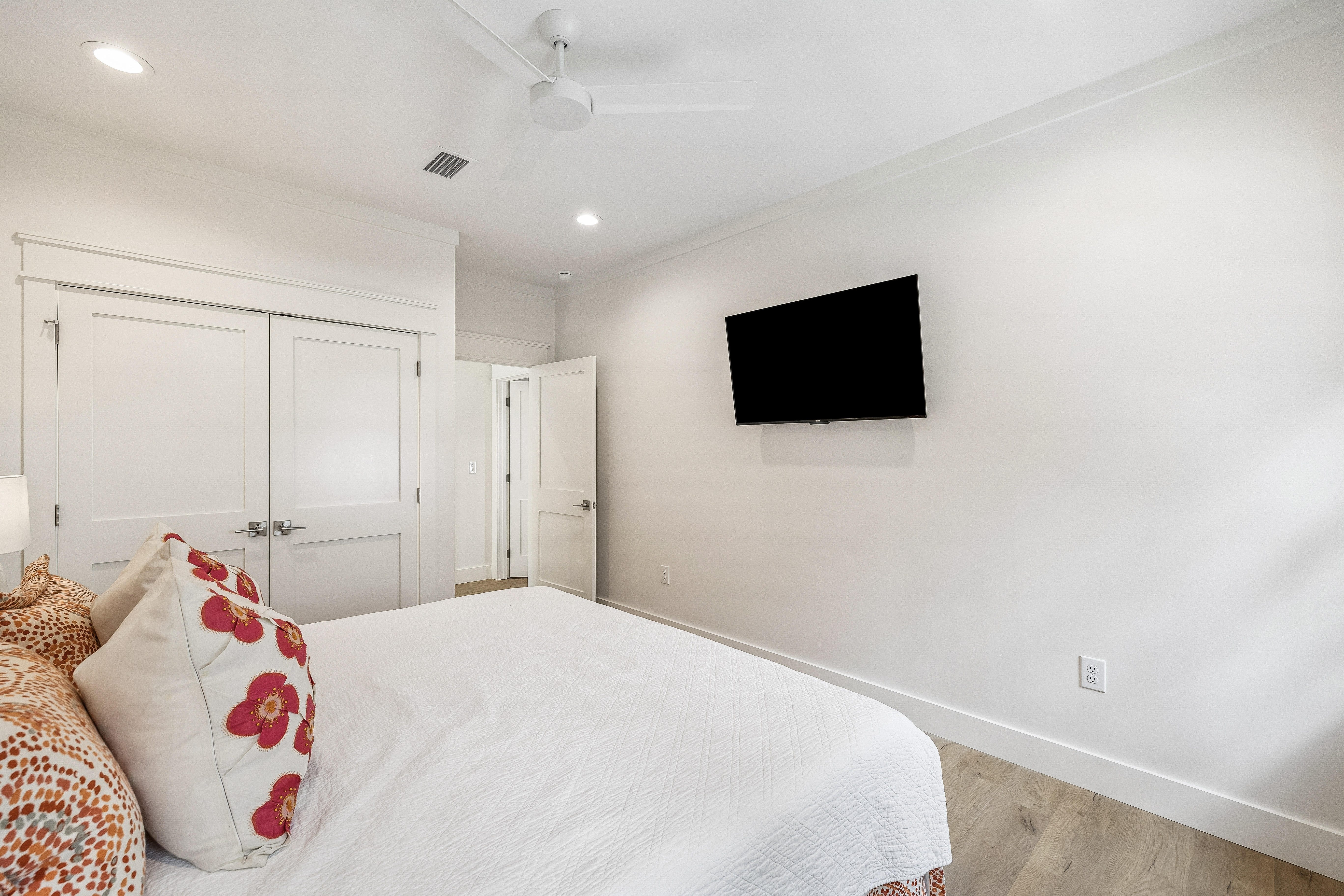  Custom Coastal Luxury with Walkable Beach Access - 物件實景