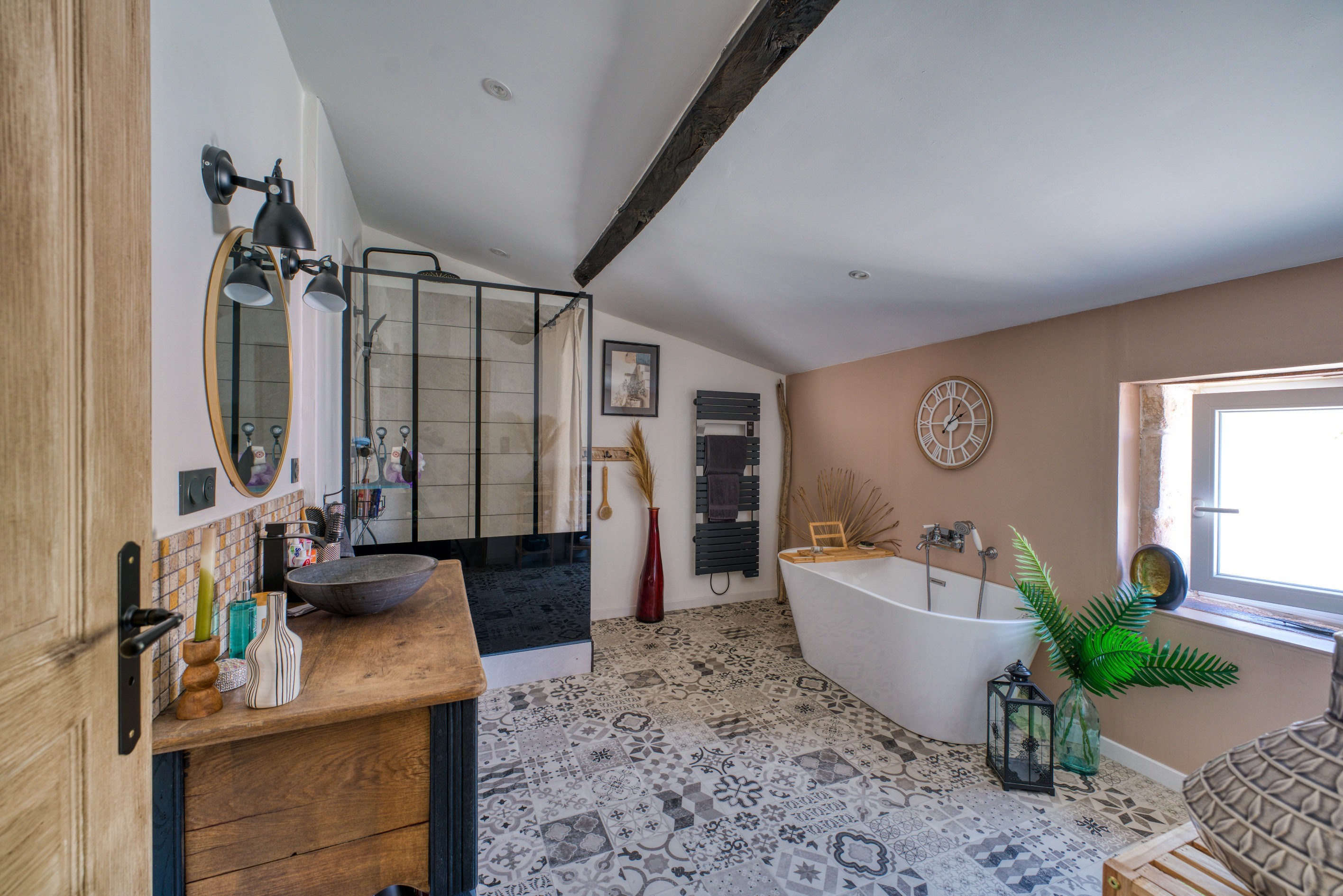  CHARMING BOHEMIAN-CHIC ESTATE – GUEST HOUSE BUSINESS WITH COTTAGES AND POOL, 6 … - 物件實景
