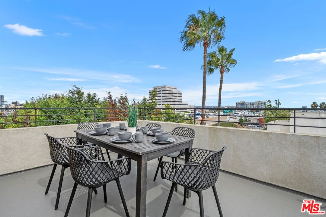 Los Angeles, California, 90025, United States, 9 Bedrooms Bedrooms, ,Residential,For Sale,1940770