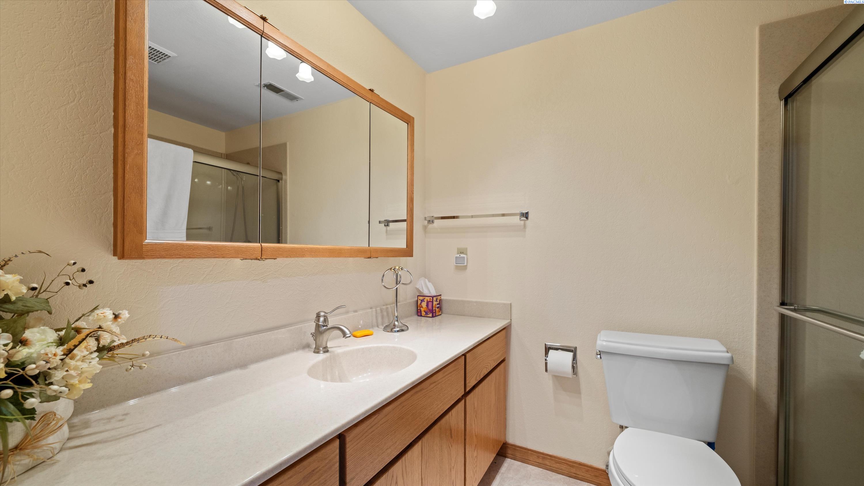 Richland, Washington, 99352, United States, 5 Bedrooms Bedrooms, ,1 BathroomBathrooms,Residential,For Sale,1991452