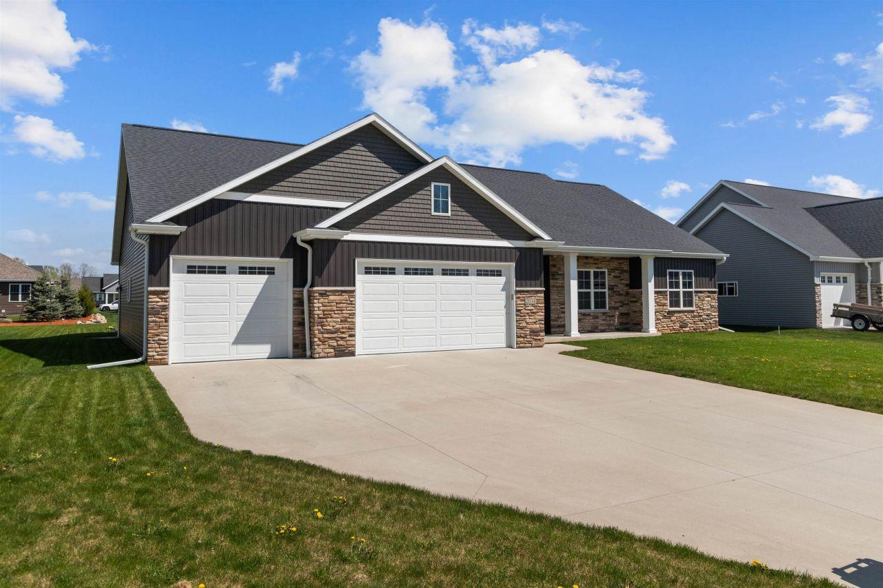 NEENAH, Wisconsin, 54956, United States, 3 Bedrooms Bedrooms, ,2 BathroomsBathrooms,Residential,For Sale,1818081