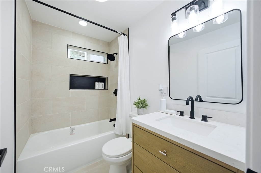 Bell, California, 90201, United States, 2 Bedrooms Bedrooms, ,1 BathroomBathrooms,Residential,For Sale,2048327