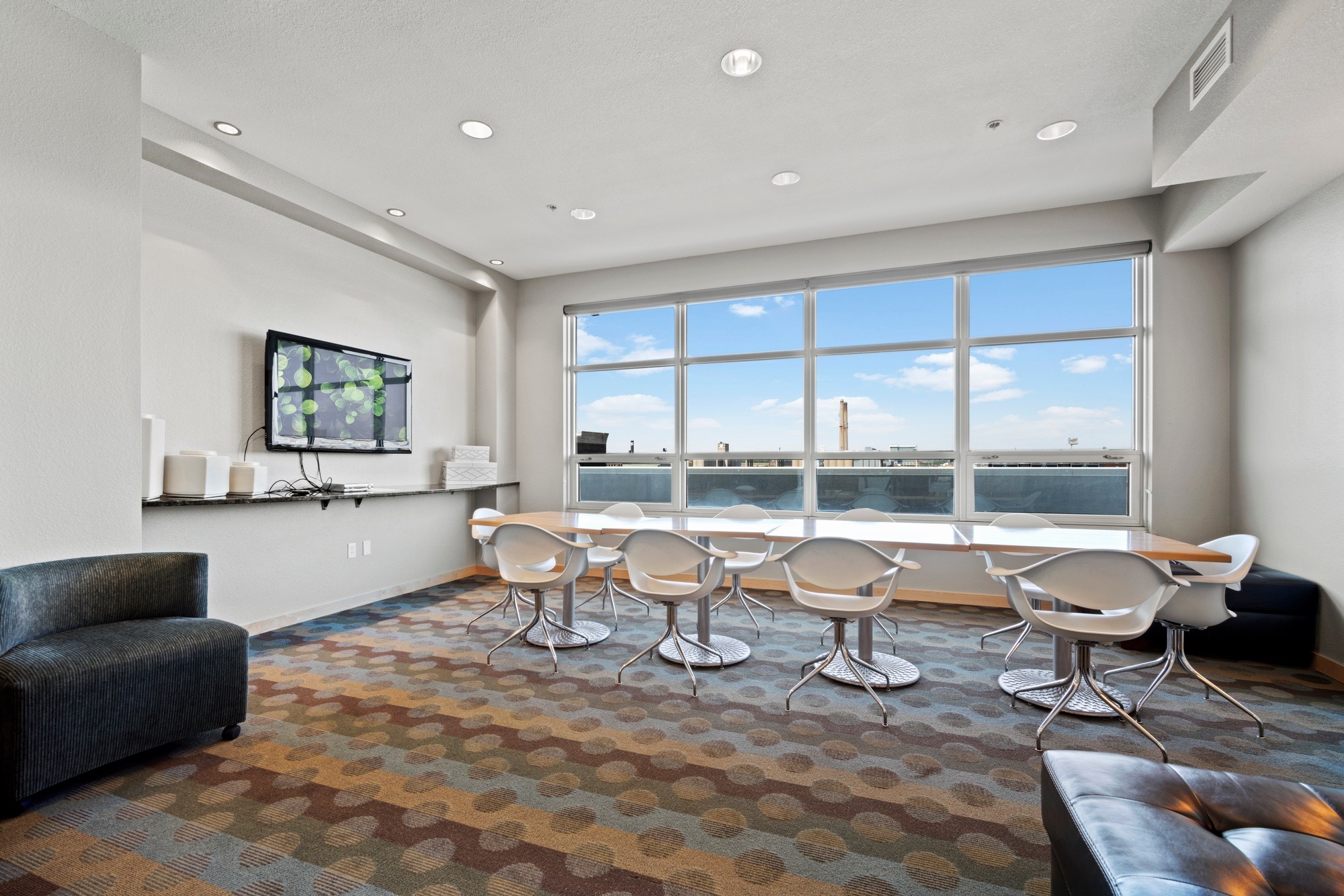  Massive 6th-Floor Riverfront Condo with Sweeping Views - 物件實景
