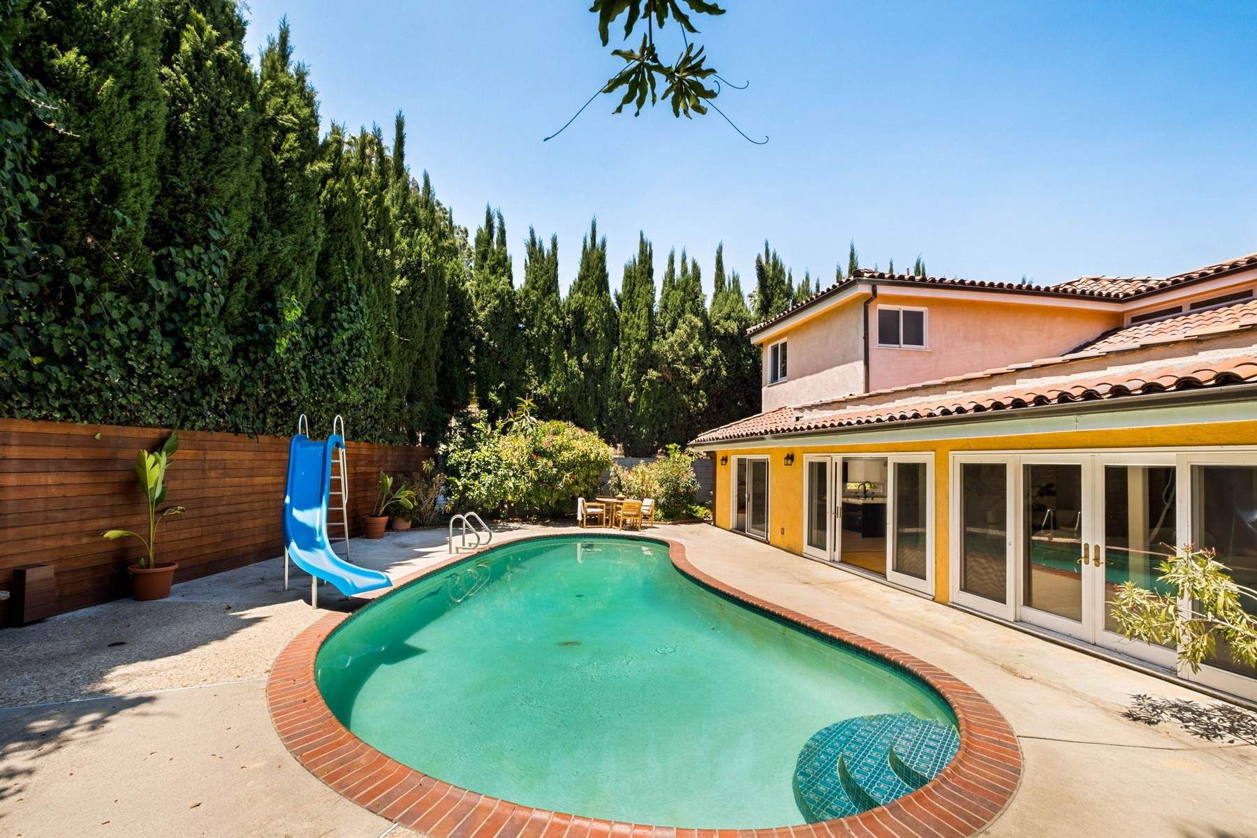  2103  N Hobart Blvd - 物件實景