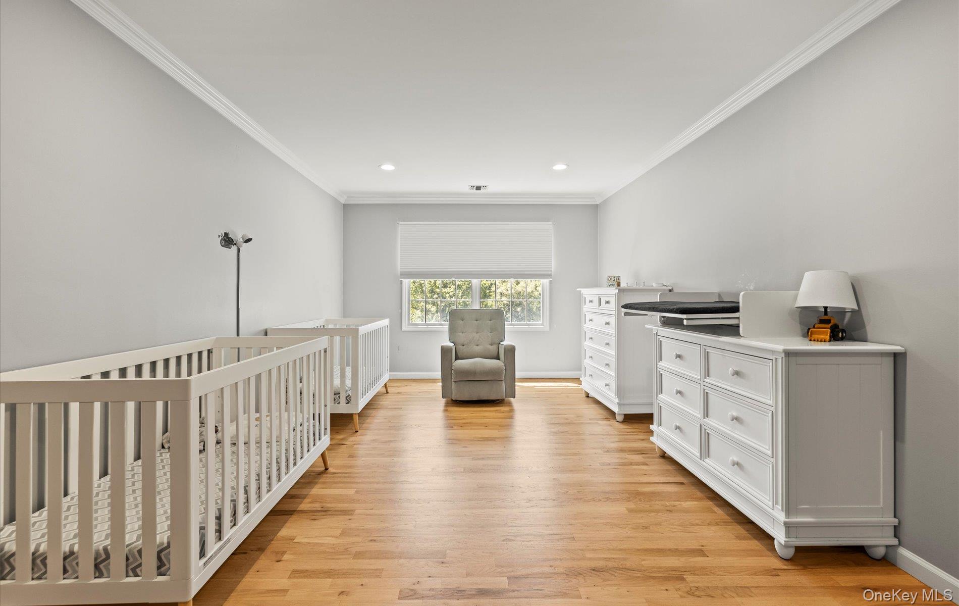 Huntington, New York, 11743, United States, 6 Bedrooms Bedrooms, ,4 BathroomsBathrooms,Residential,For Sale,1827761