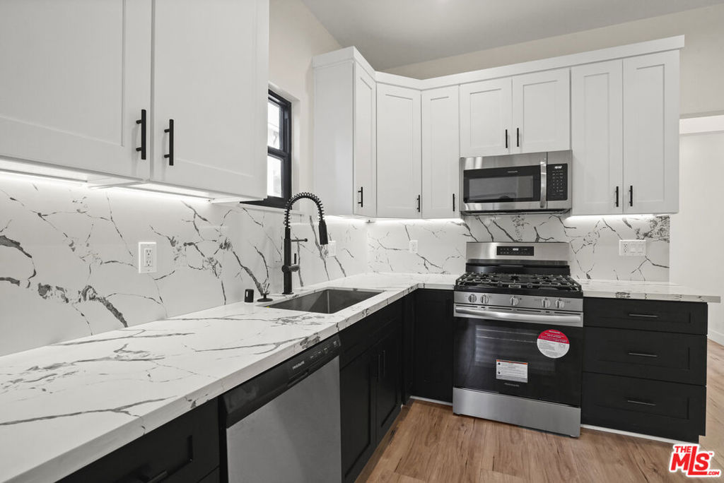 Los Angeles, California, 90007, United States, 5 Bedrooms Bedrooms, ,3 BathroomsBathrooms,Residential,For Sale,1843500