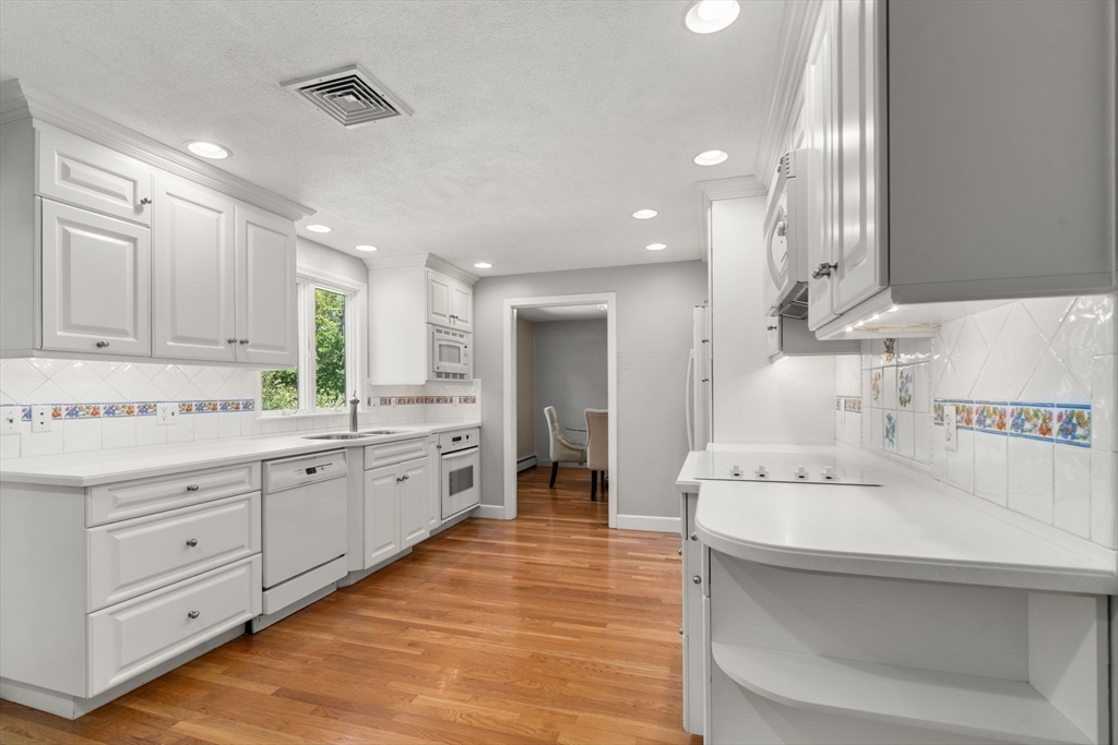 Framingham, Massachusetts, 01701, United States, 4 Bedrooms Bedrooms, ,3 BathroomsBathrooms,Residential,For Sale,1837542