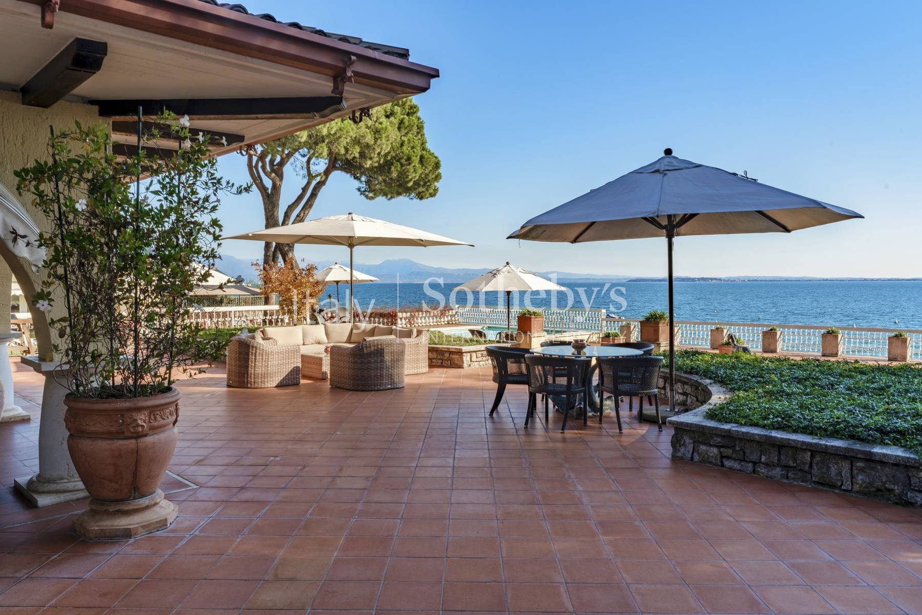  Prestigious lakefront estate with private boathouse and dock - 物件實景