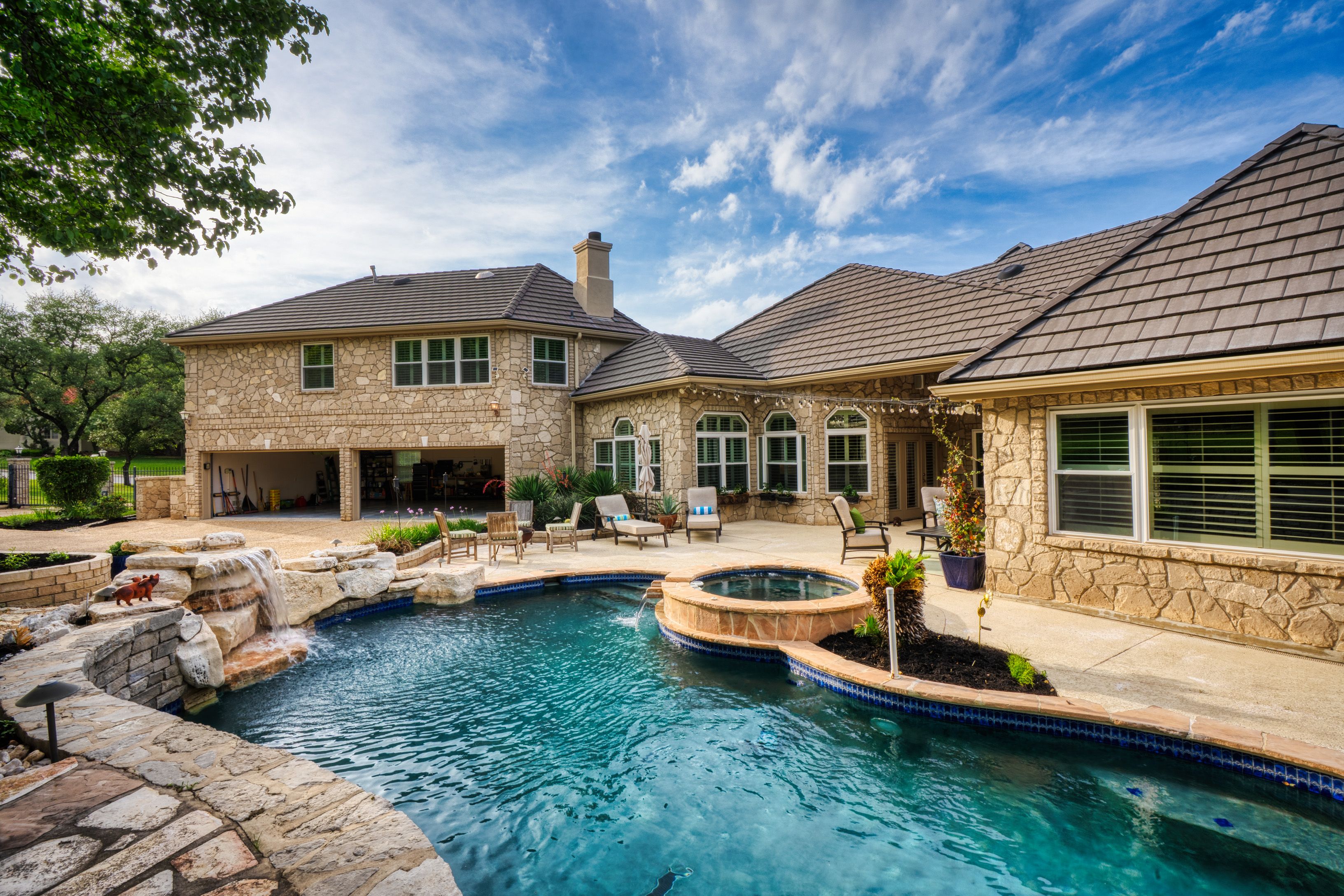  Spacious Estate with Poolside Views - 物件實景