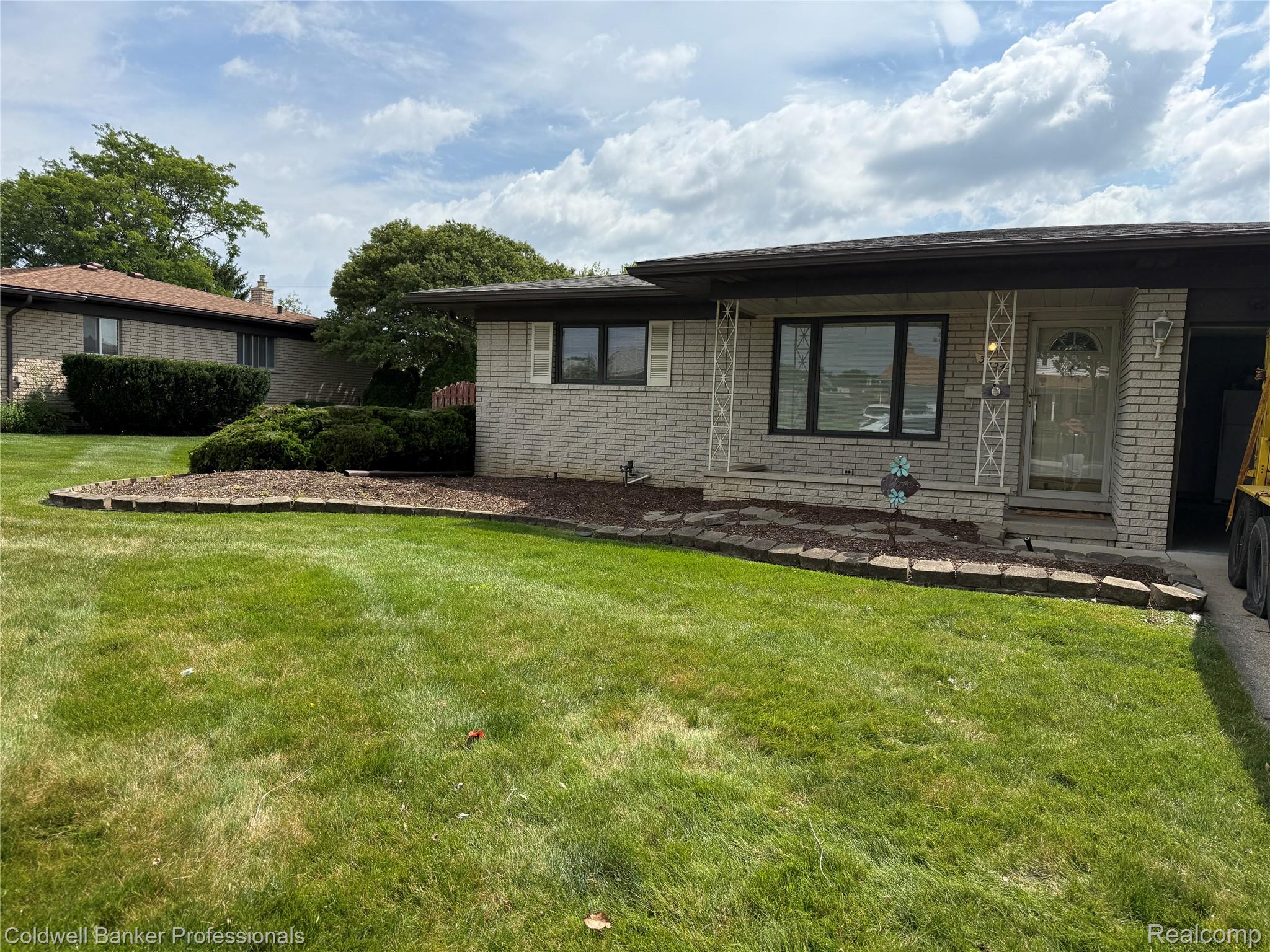 Thomas Dr, Sterling Heights, MI 48312