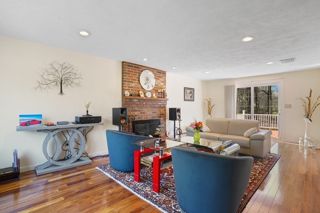 Burlington, Massachusetts, 01803, United States, 3 Bedrooms Bedrooms, ,2 BathroomsBathrooms,Residential,For Sale,2039576