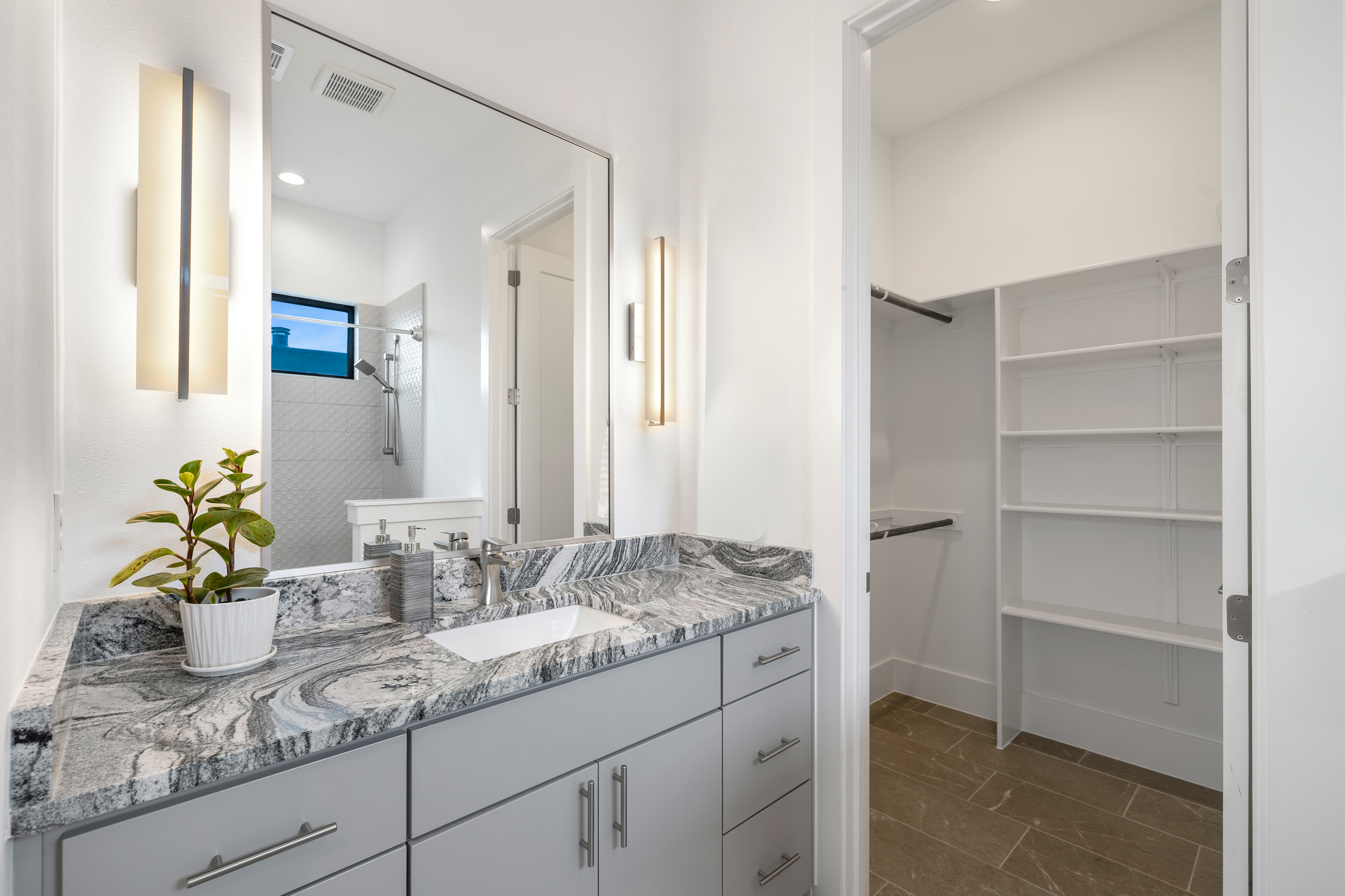  Custom Contemporary with Designer Finishes - 物件實景