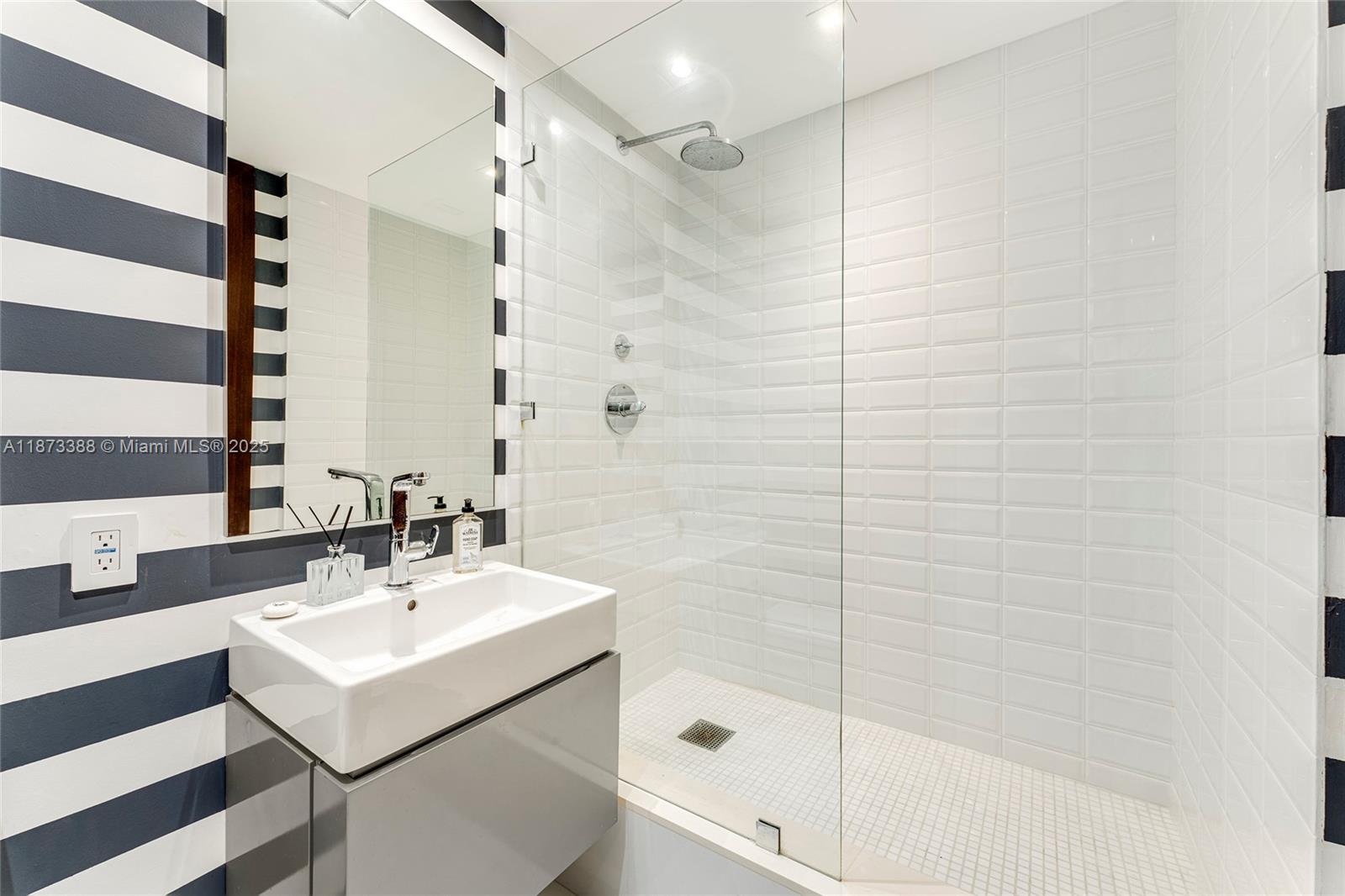 Miami, Florida, 33109, United States, 3 Bedrooms Bedrooms, ,3 BathroomsBathrooms,Residential,For Sale,1940936