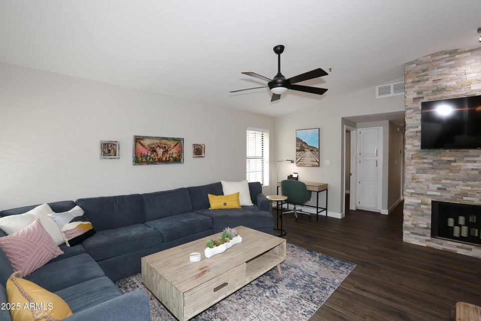 Scottsdale, Arizona, 85258, United States, 2 Bedrooms Bedrooms, ,Residential,For Sale,1977114