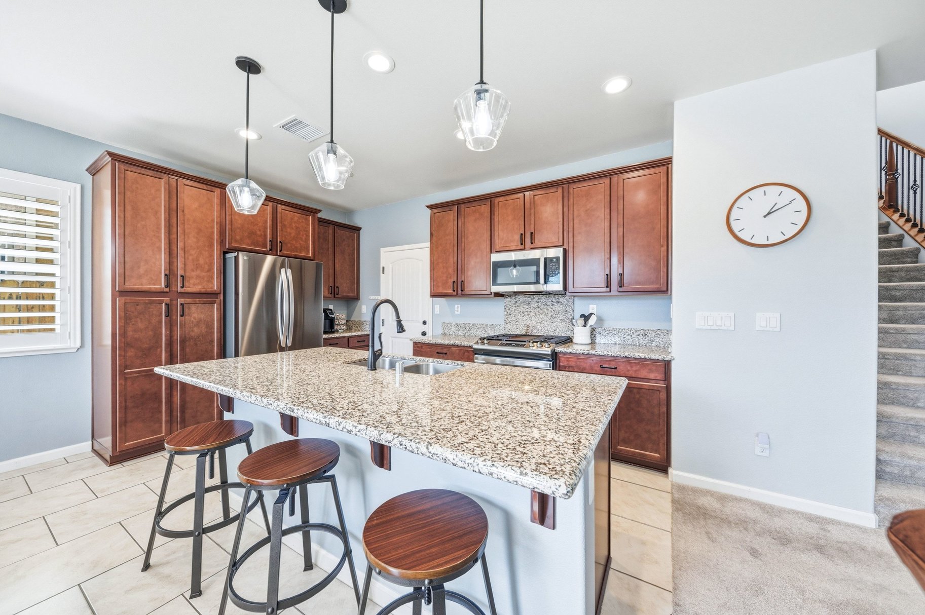  Turn-Key Home Close to Parks, Shopping & Trails - 物件實景