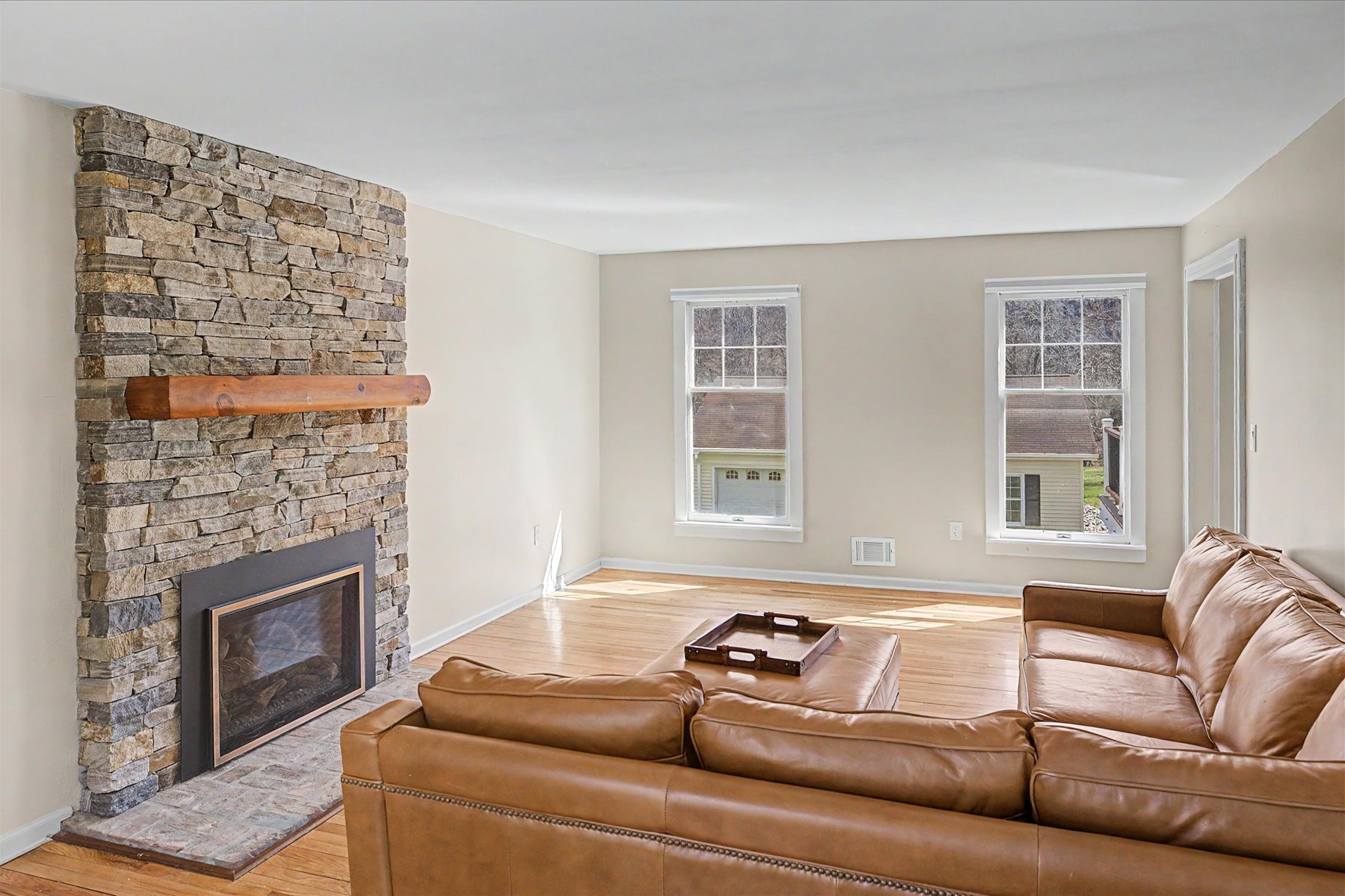  Lovely Cape Cod Home Situated on Two Private Acres - 物件實景