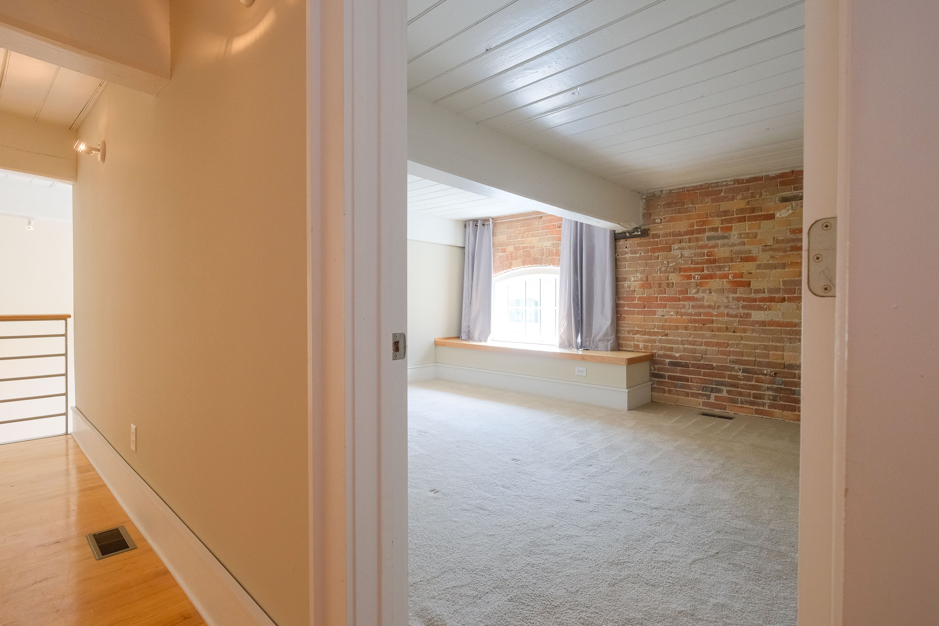  MILL CONDO WITH PRIVATE EXTERIOR ENTRANCE - 物件實景