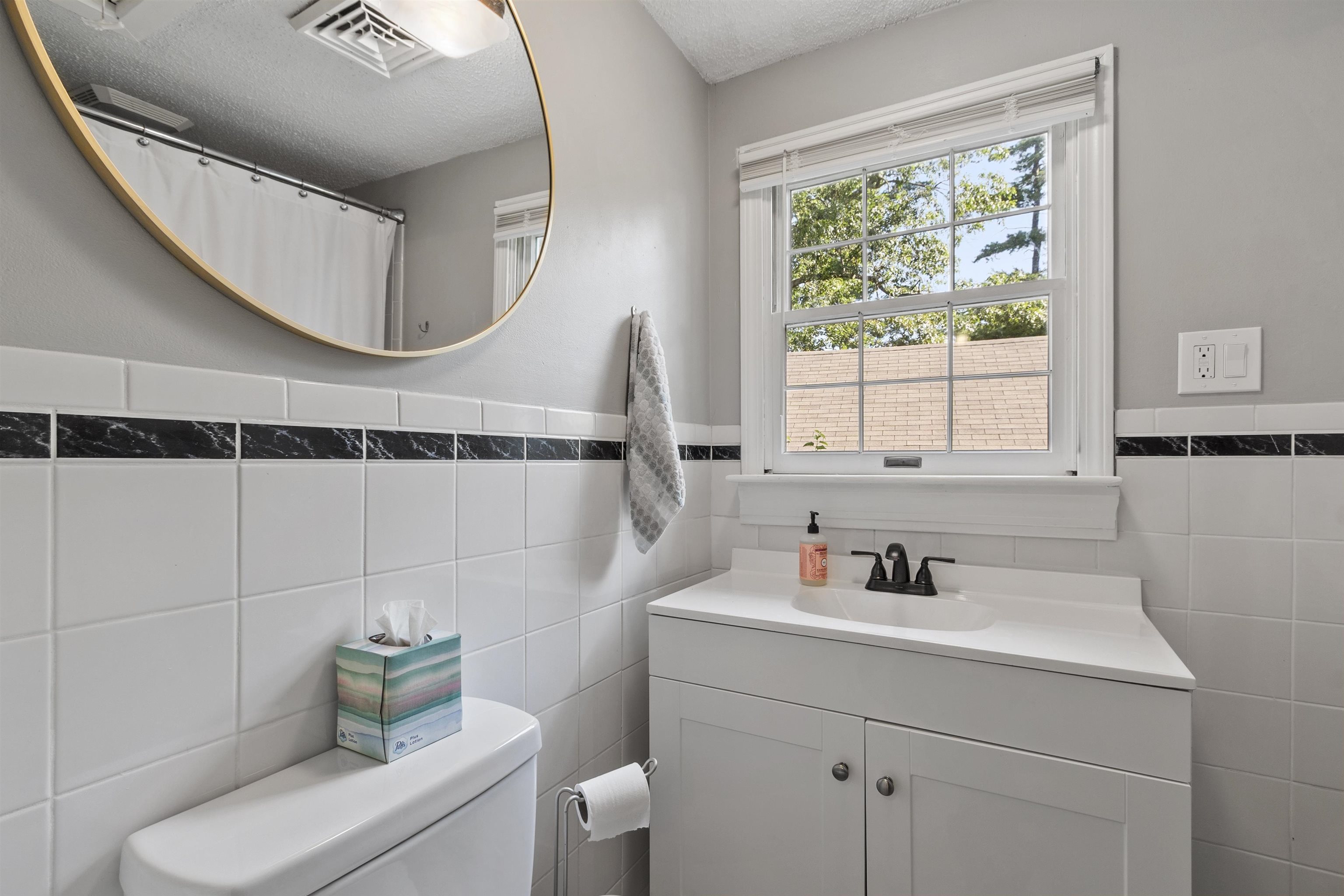 Kingston, New Hampshire, 03848, United States, 4 Bedrooms Bedrooms, ,2 BathroomsBathrooms,Residential,For Sale,1917052
