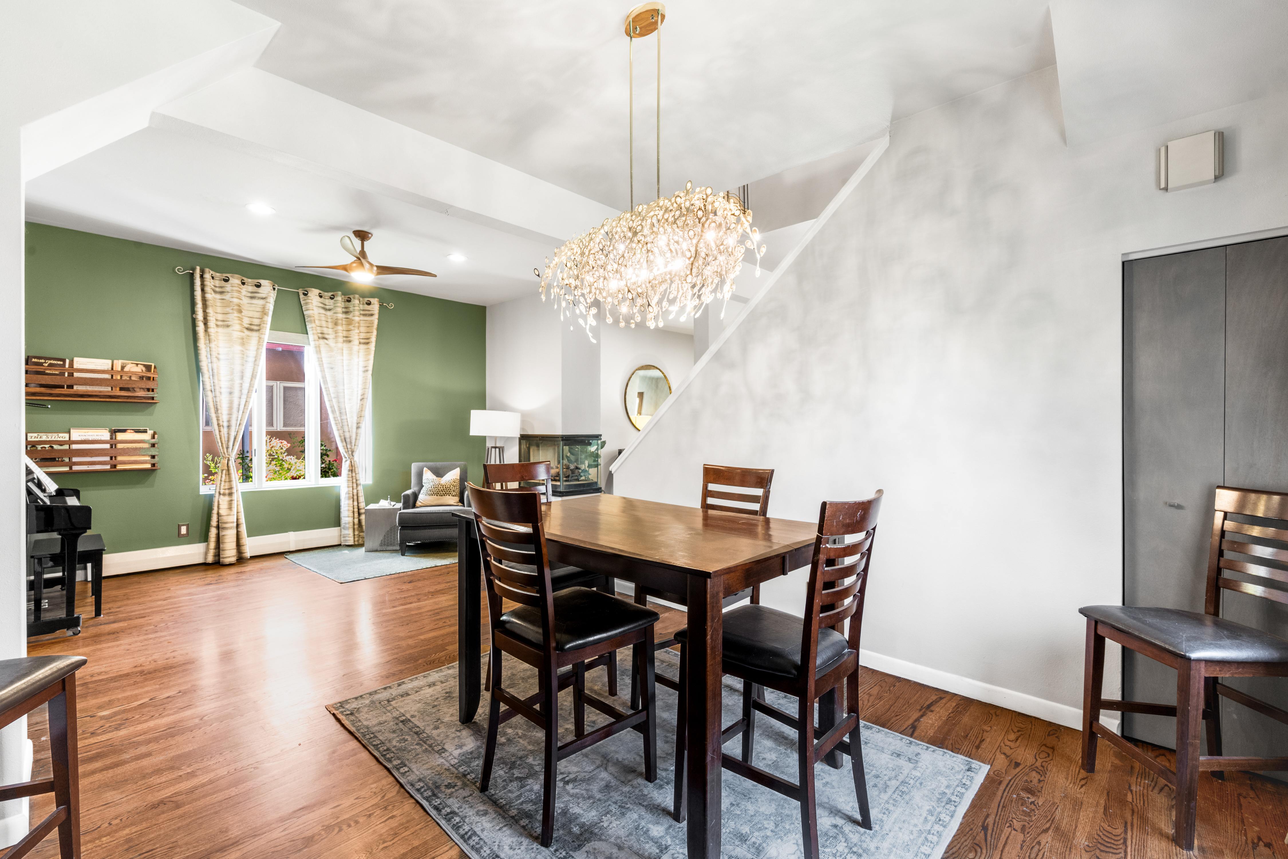  Outstanding Victorian-Style Home Just a Block From Broadway - 物件實景