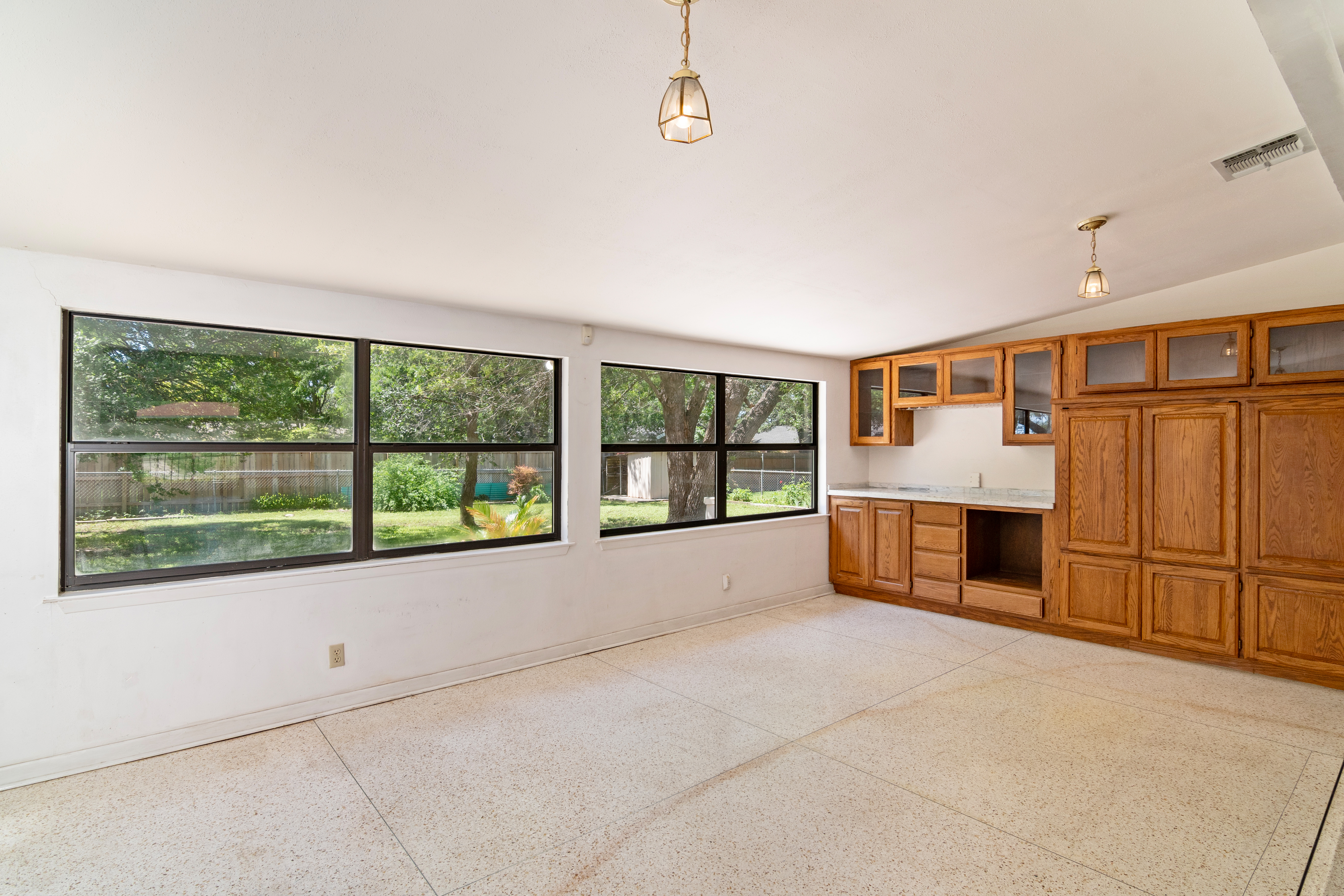  Comfortable Single Story with Abundant Natural Light - 物件實景