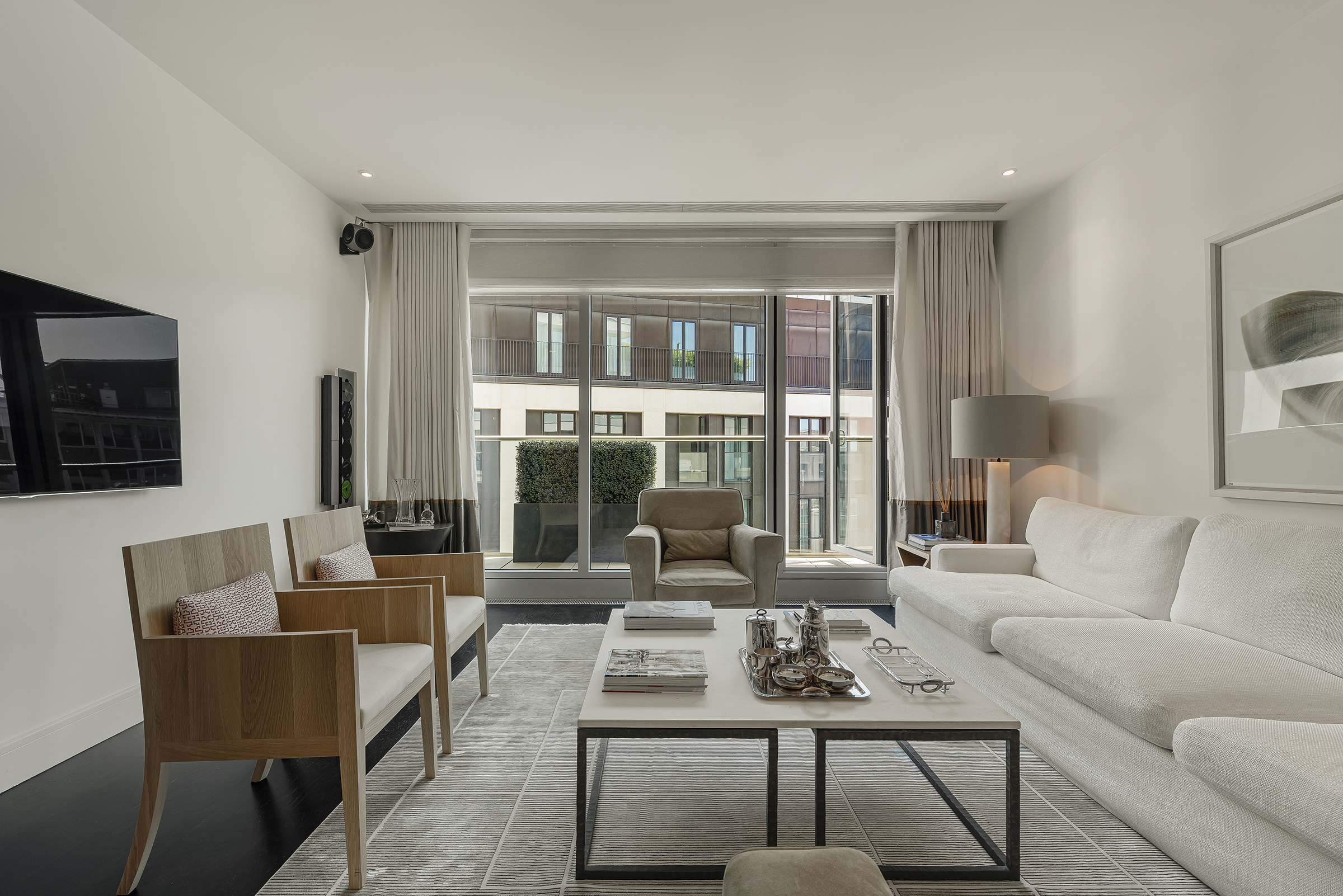  A Light-Filled Apartment with Exceptional Residents