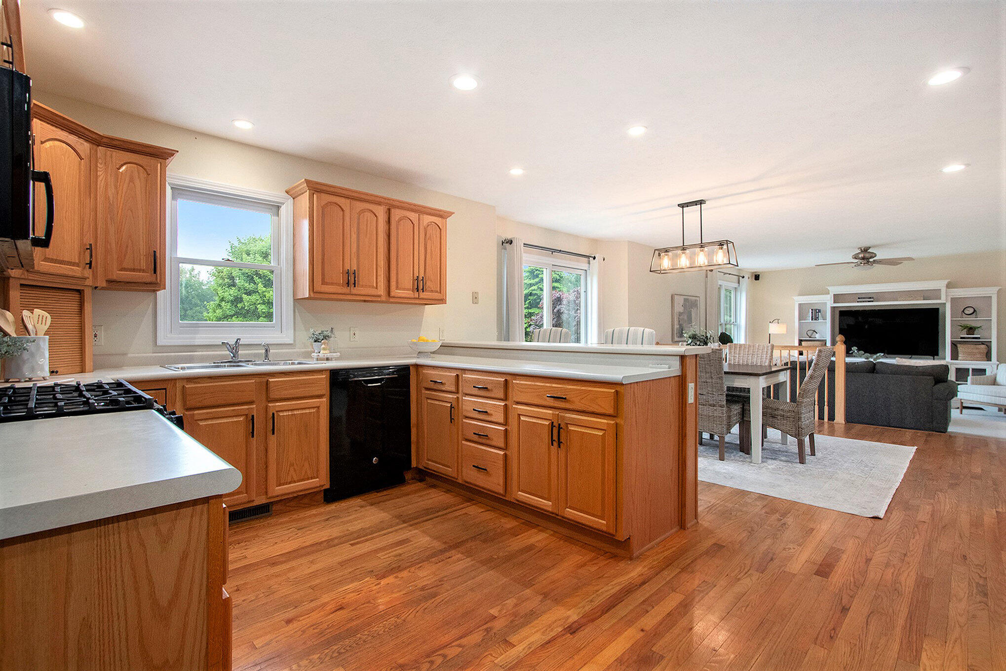 Stevensville, Michigan, 49127, United States, 4 Bedrooms Bedrooms, ,3 BathroomsBathrooms,Residential,For Sale,1942720