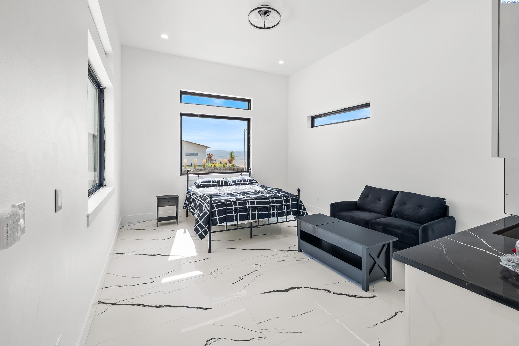 Kennewick, Washington, 99338, United States, 4 Bedrooms Bedrooms, ,6 BathroomsBathrooms,Residential,For Sale,1981644