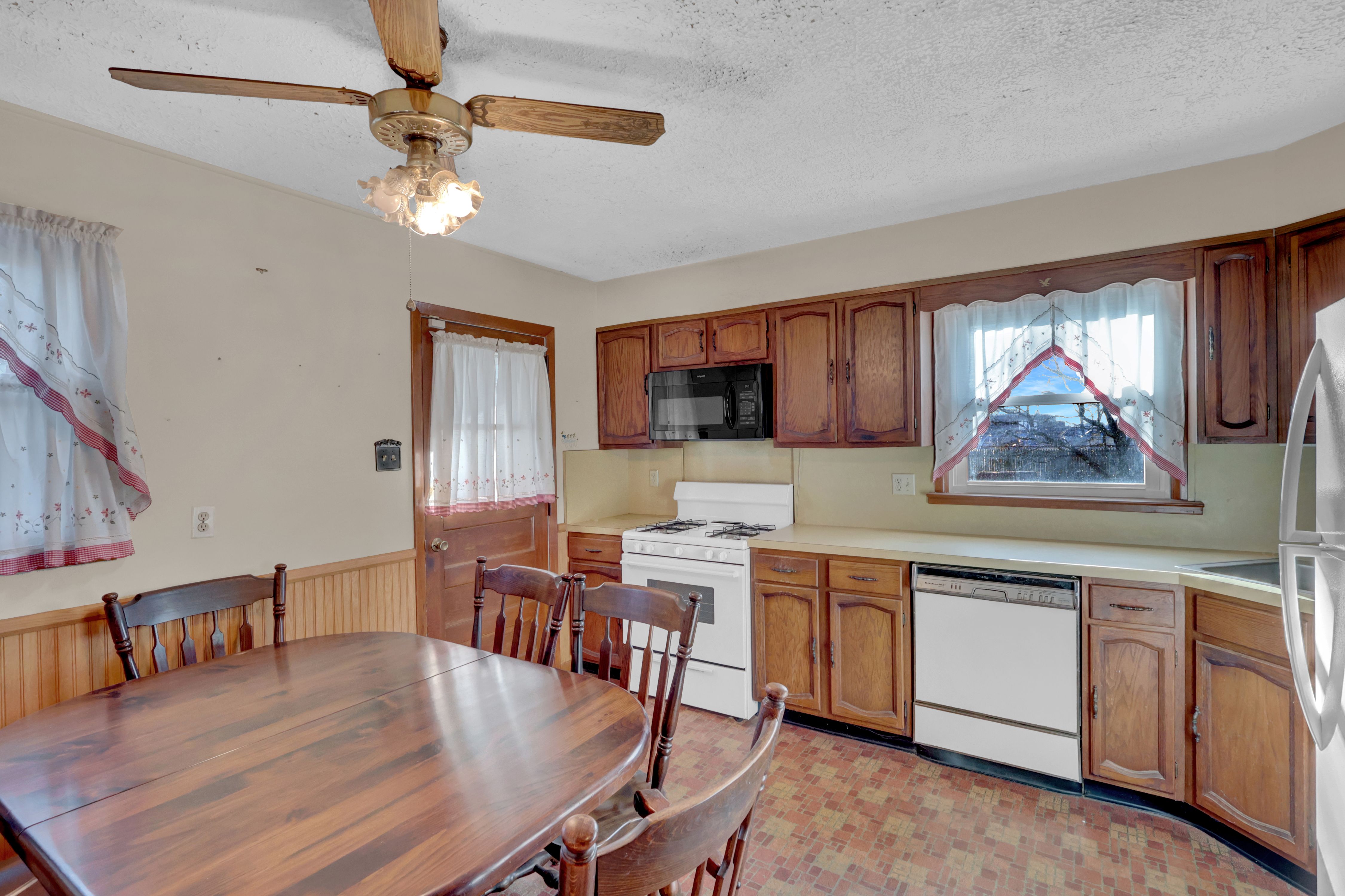 West Babylon, New York, 11704, United States, 4 Bedrooms Bedrooms, ,2 BathroomsBathrooms,Residential,For Sale,2010725