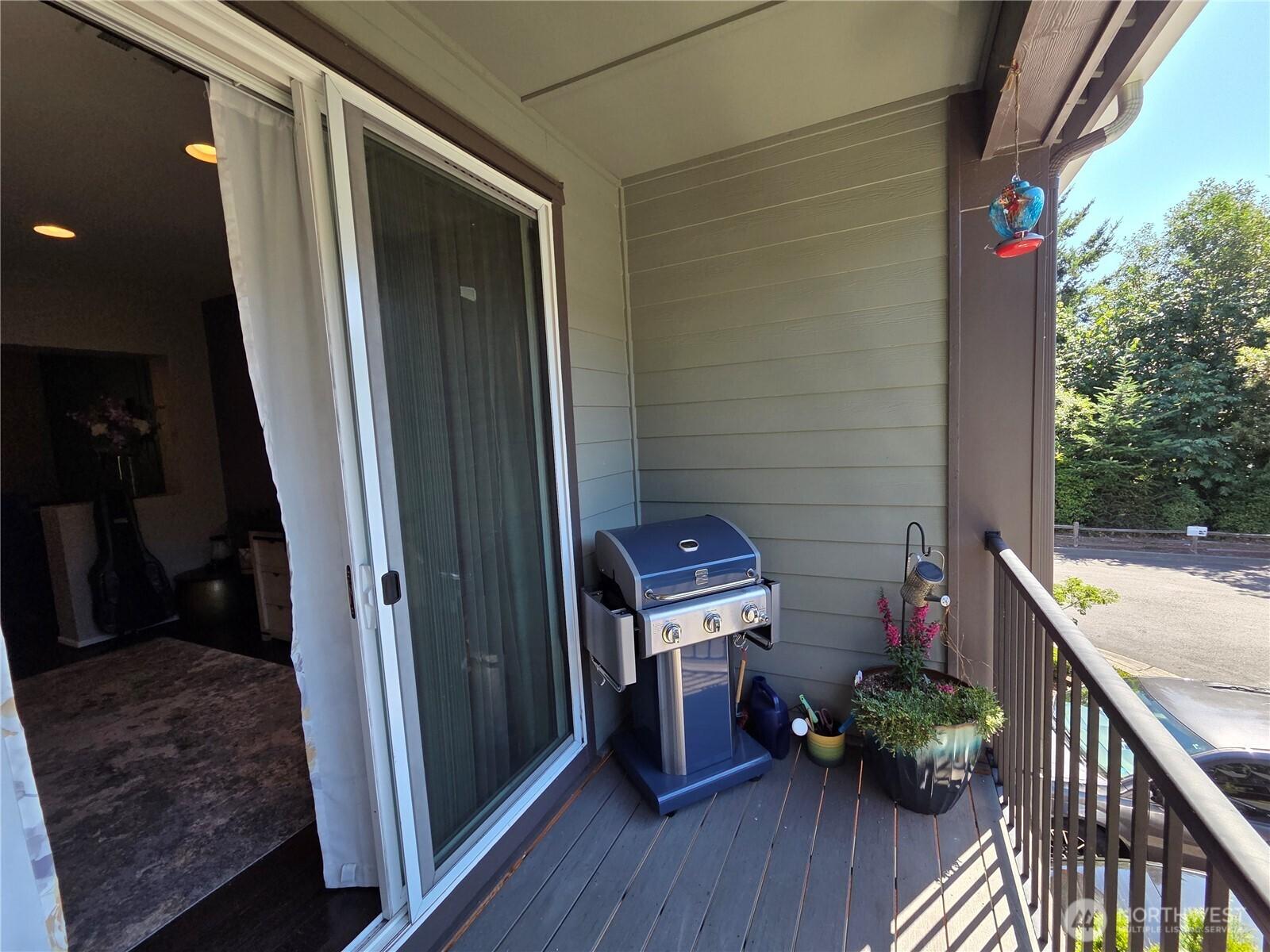 EVERETT, Washington, 98208, United States, 2 Bedrooms Bedrooms, ,3 BathroomsBathrooms,Residential,For Sale,1896693