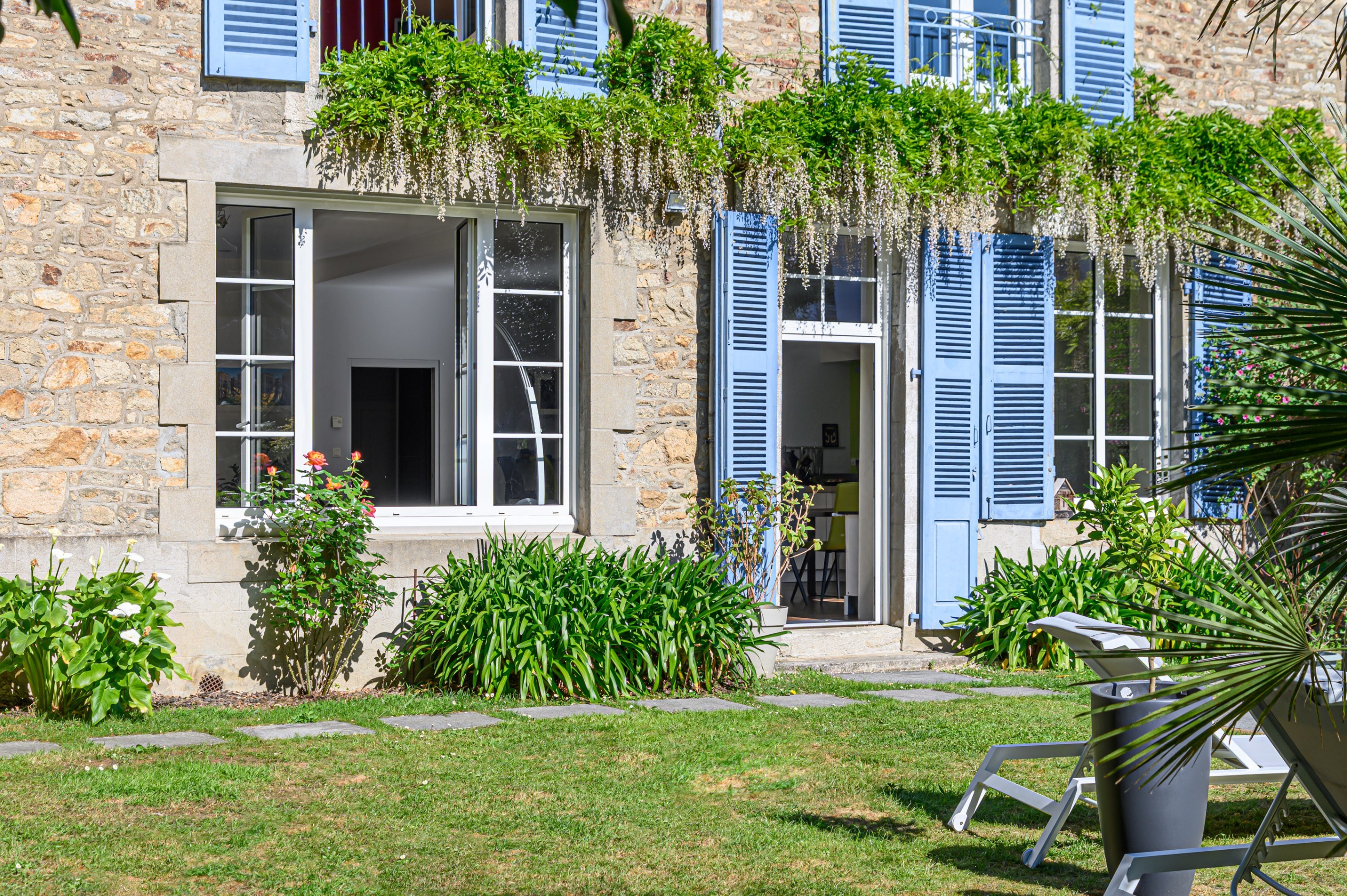  Vannes City Center: Splendid Period Residence with Large Garage and Enclosed Ga… - 物件實景
