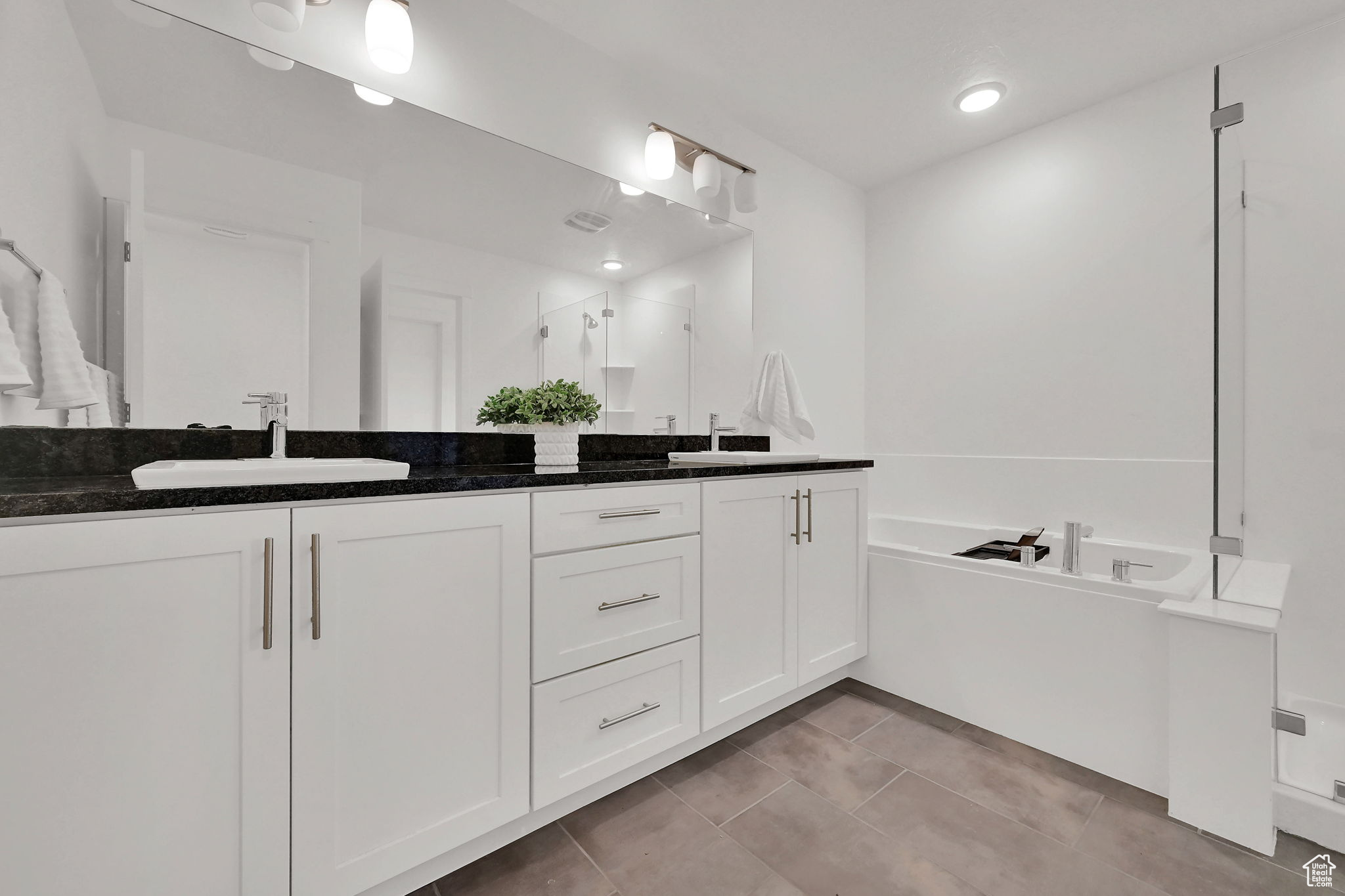 Sandy, Utah, 84070, United States, 3 Bedrooms Bedrooms, ,3 BathroomsBathrooms,Residential,For Sale,1895888