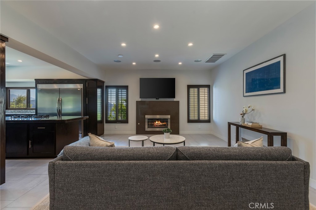 Glendale, California, 91207, United States, 4 Bedrooms Bedrooms, ,5 BathroomsBathrooms,Residential,For Sale,1934698