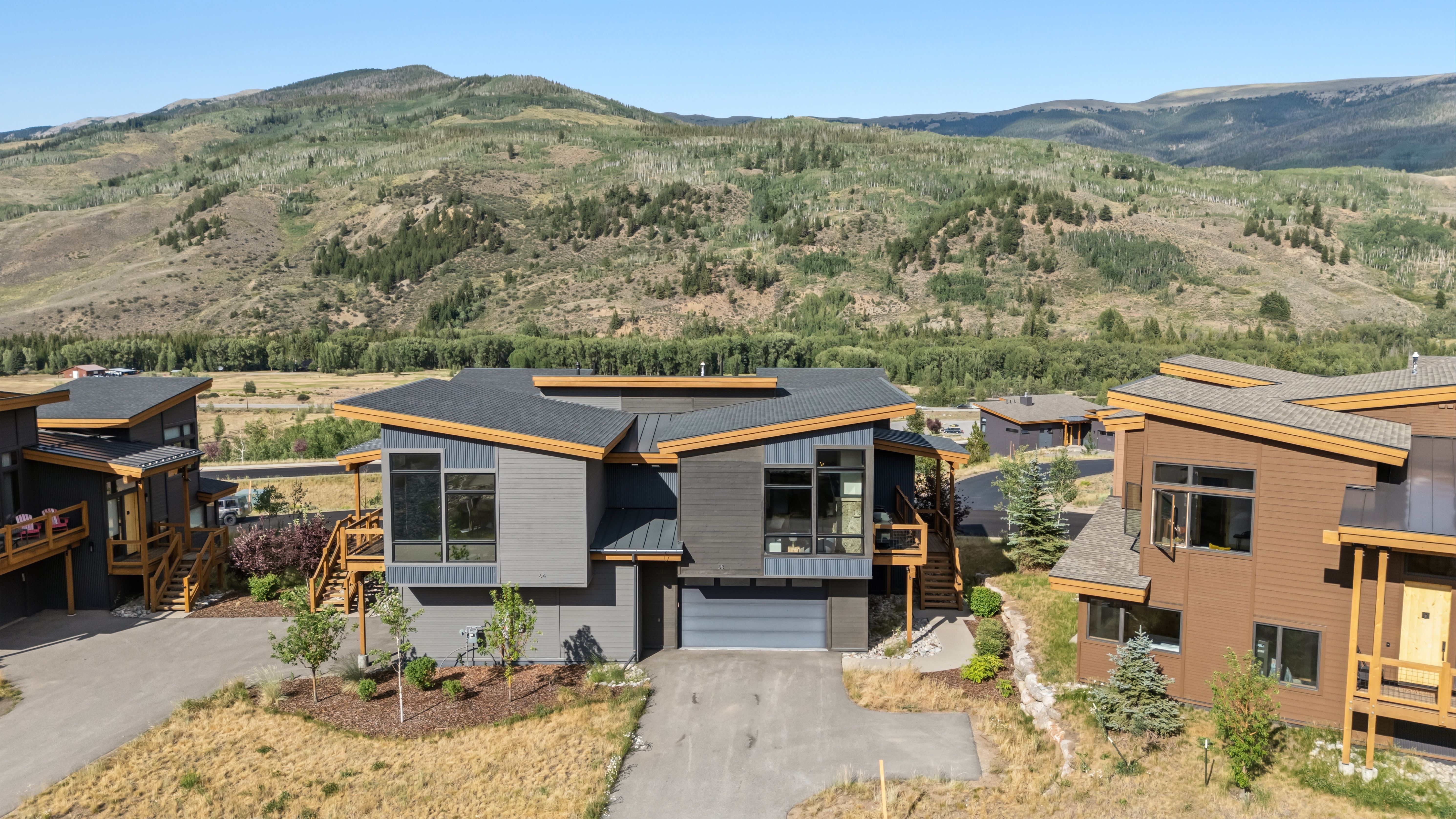  Beautifully Furnished Duplex in Highly Sought After Summit Sky Ranch Community - 物件實景