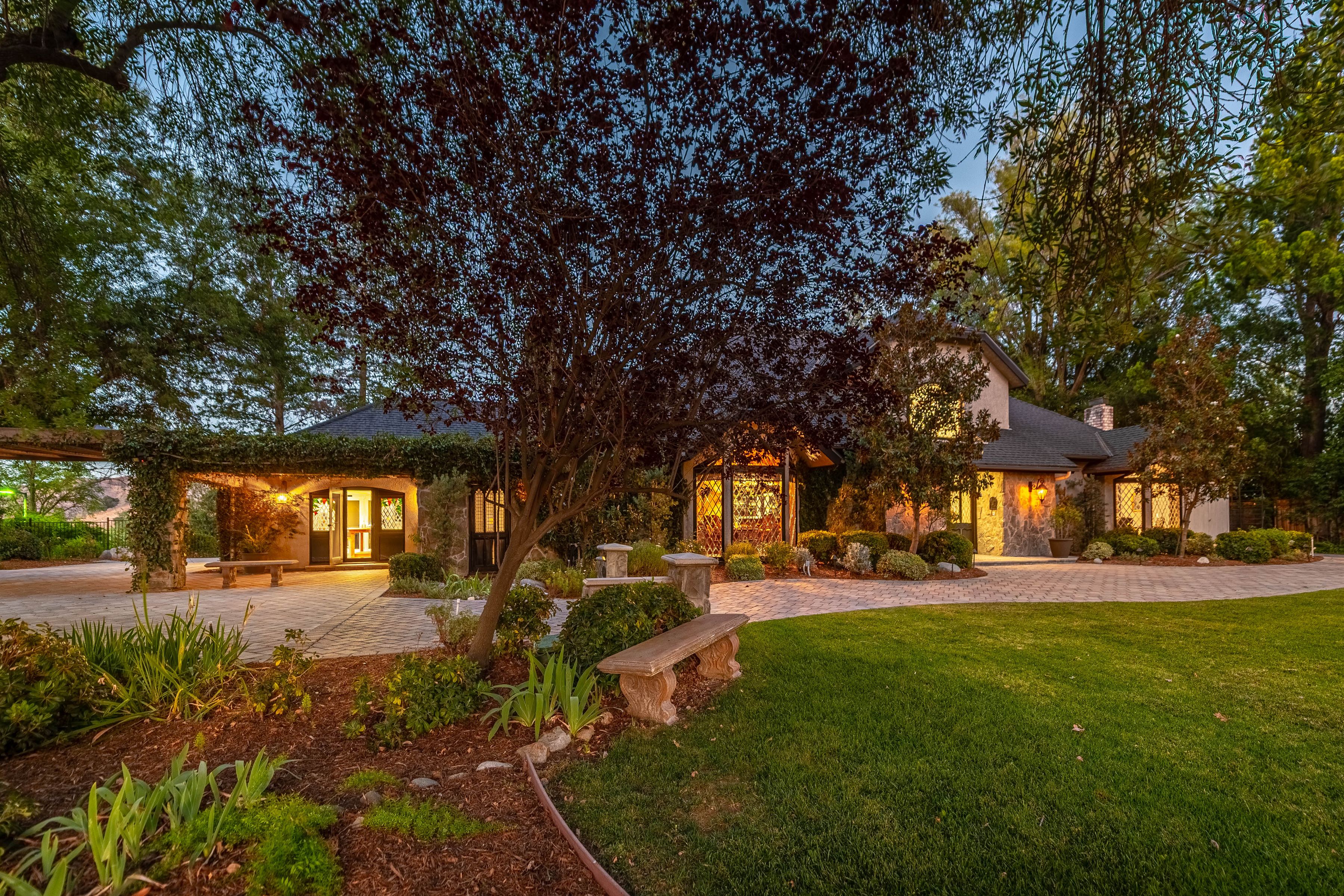  Gated Estate on Nearly 2 Acres - 物件實景