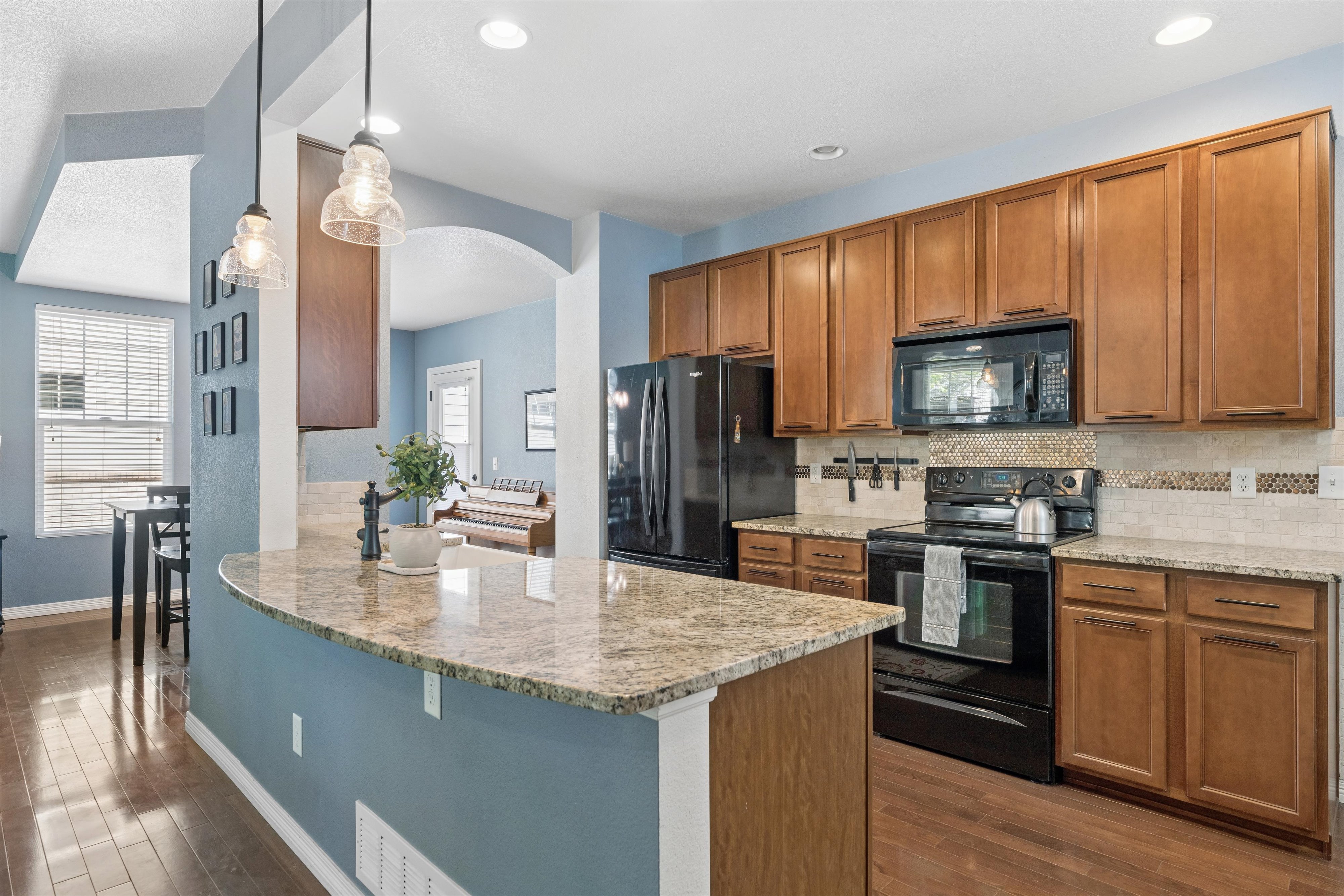  Beautiful 3-Bedroom, 3-Bath Home On A Charming Tree-Lined Street - 物件實景