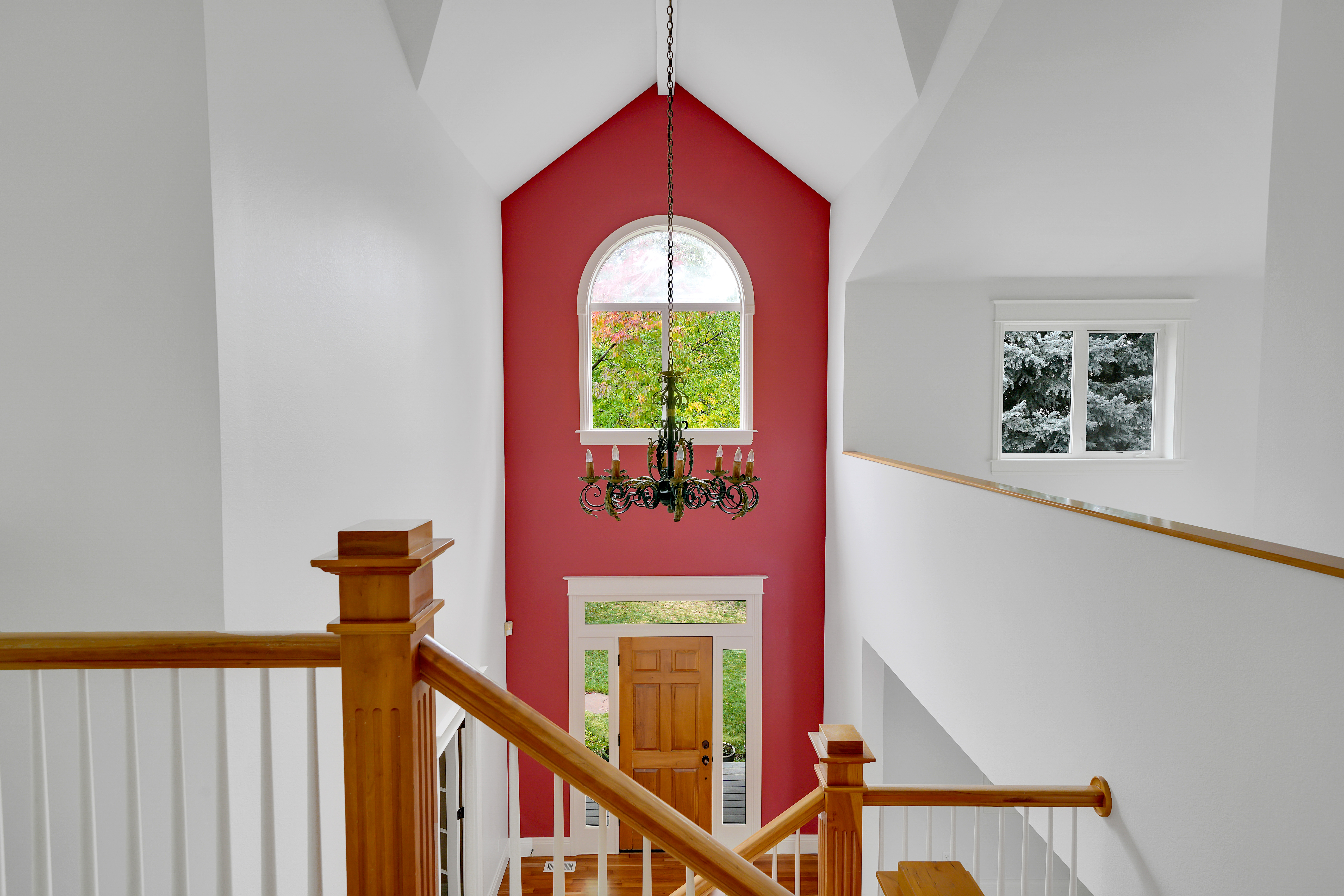  Custom Home with Vaulted Ceilings, Sauna and Wine Storage - 物件實景
